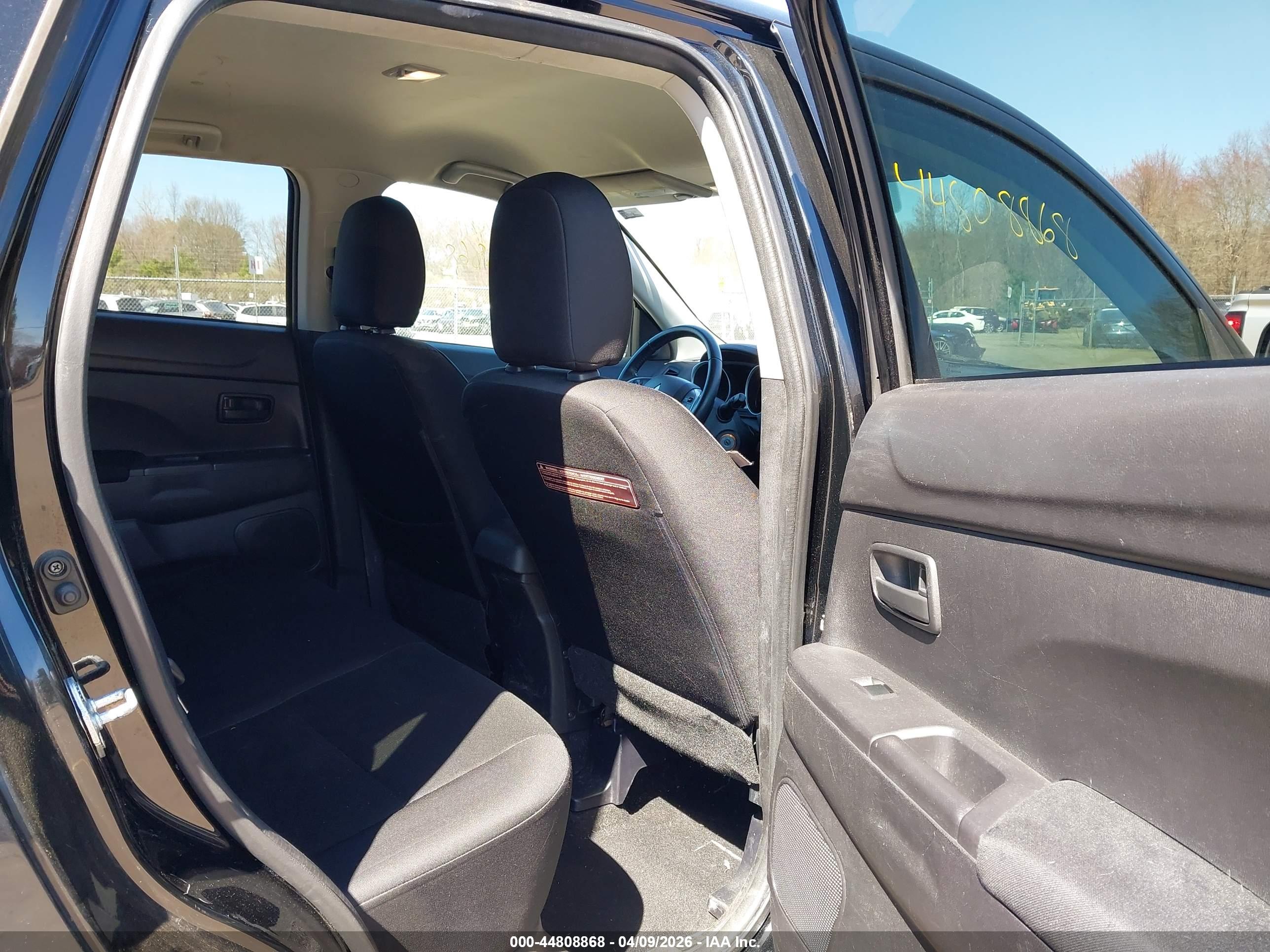 MITSUBISHI OUTLANDER image 8