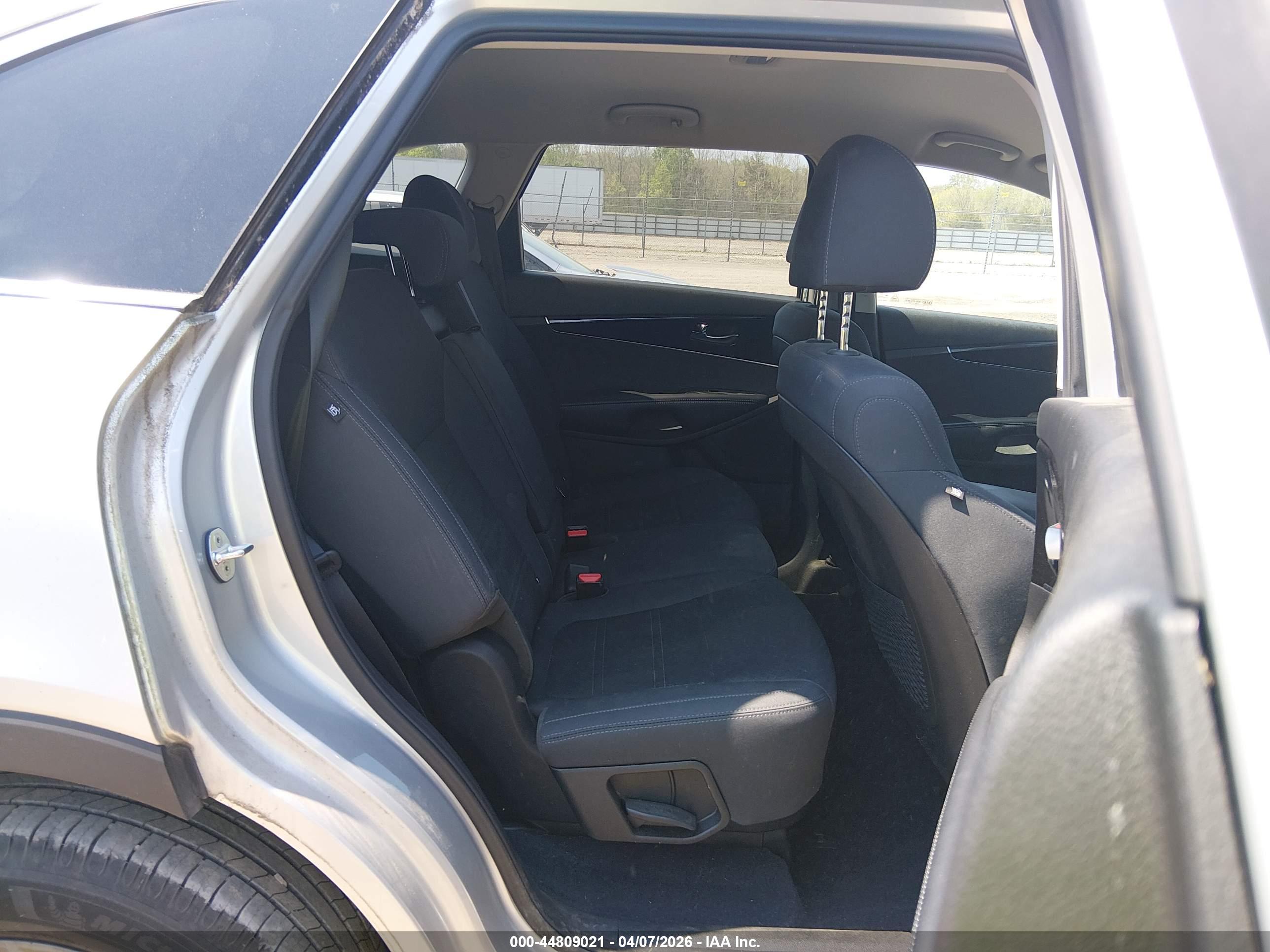 KIA SORENTO image 8
