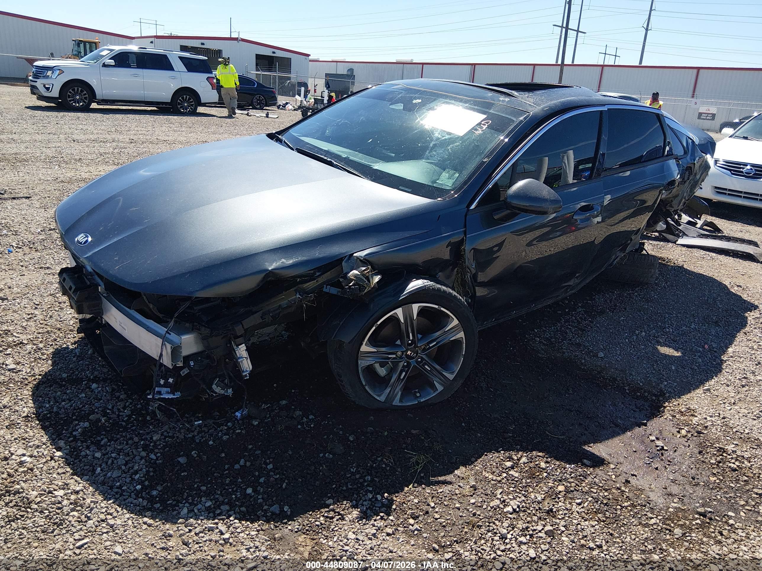 KIA K5 image 2
