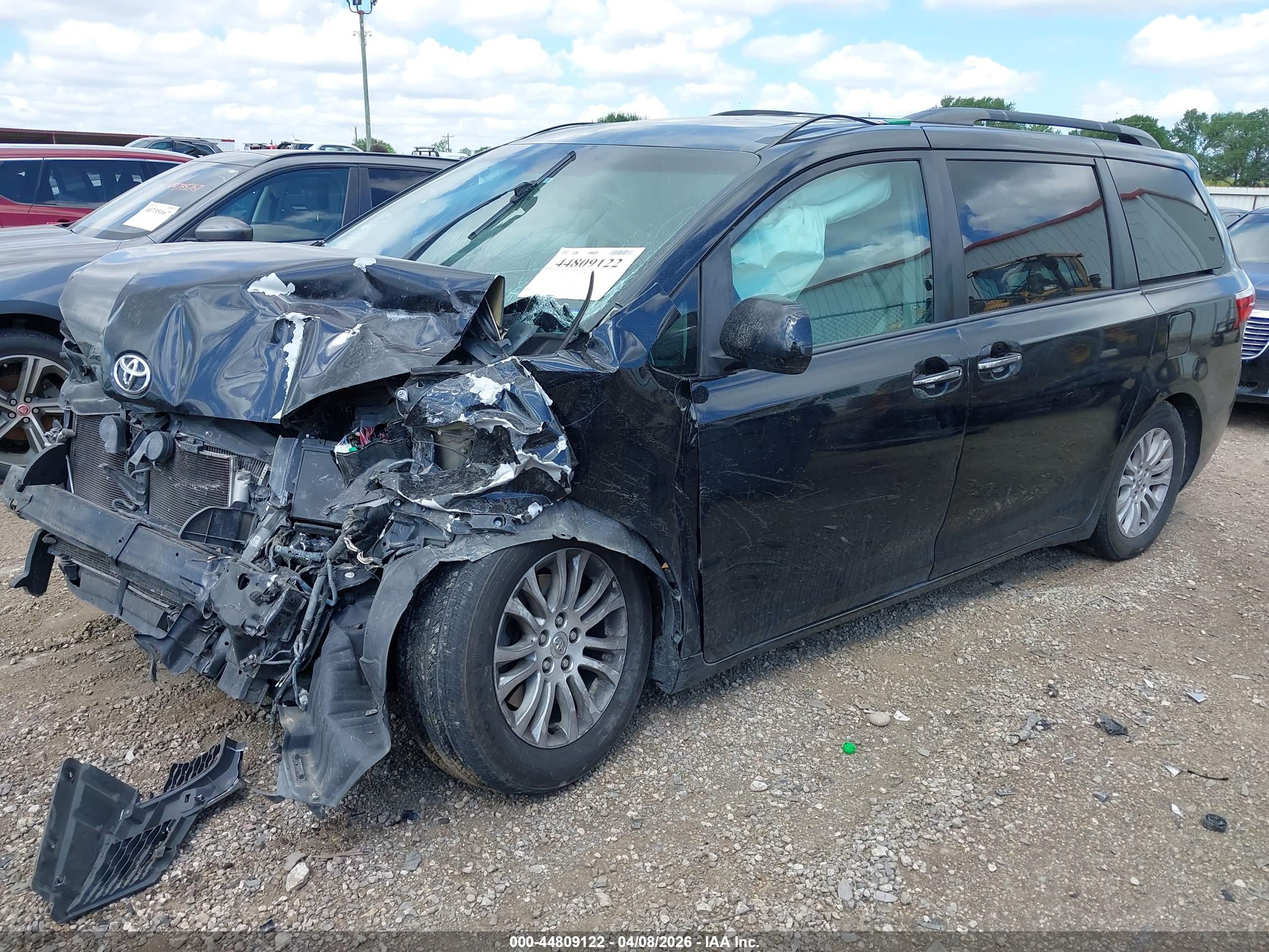 TOYOTA SIENNA image 2