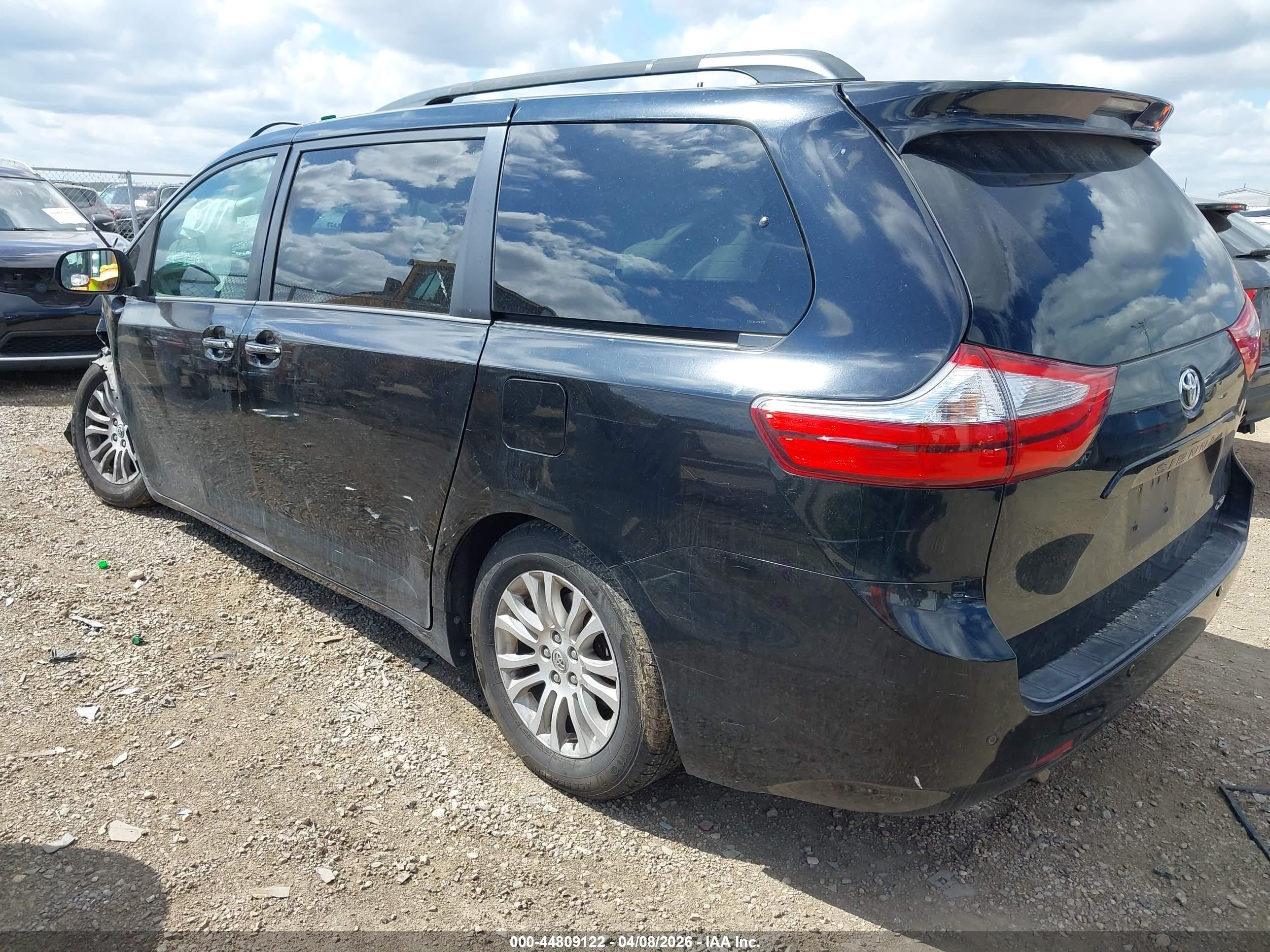 TOYOTA SIENNA image 3