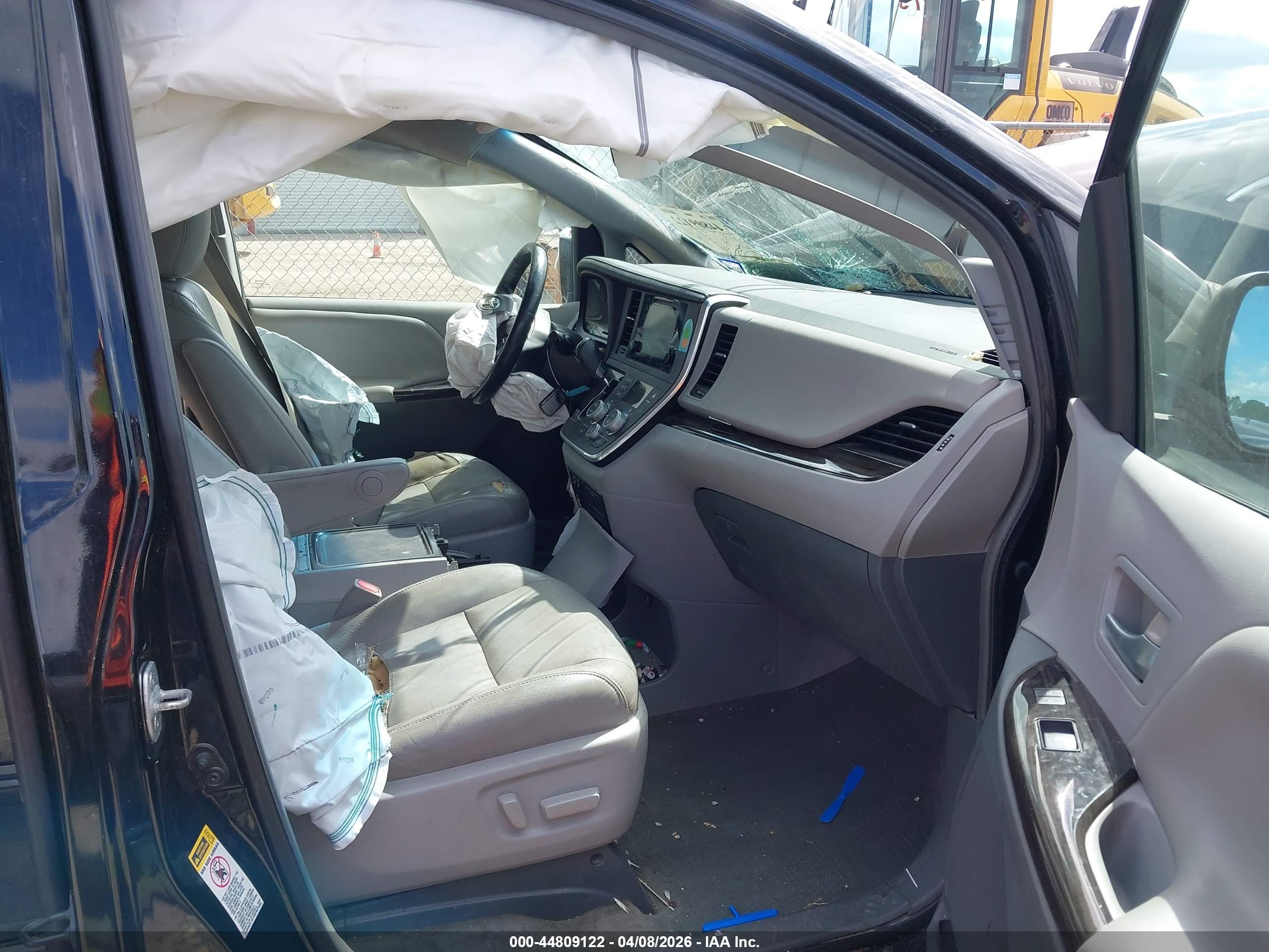 TOYOTA SIENNA image 5