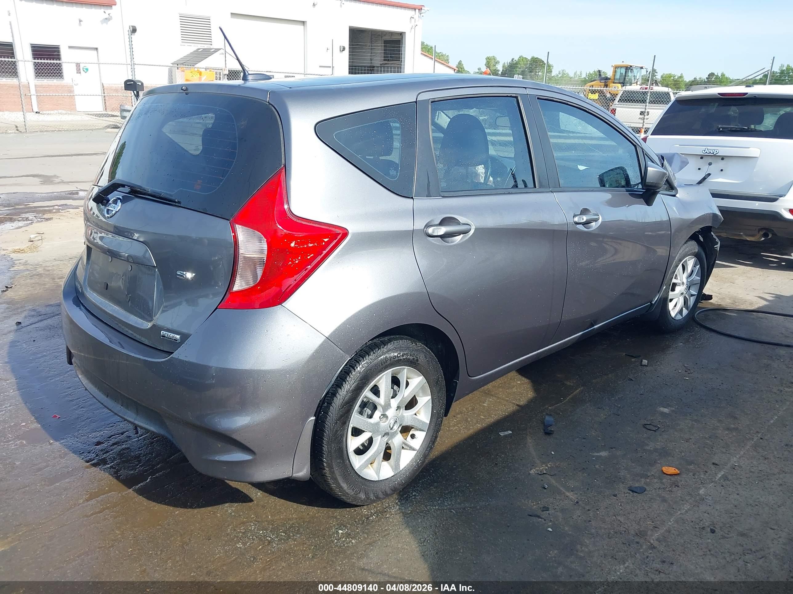 NISSAN VERSA image 4