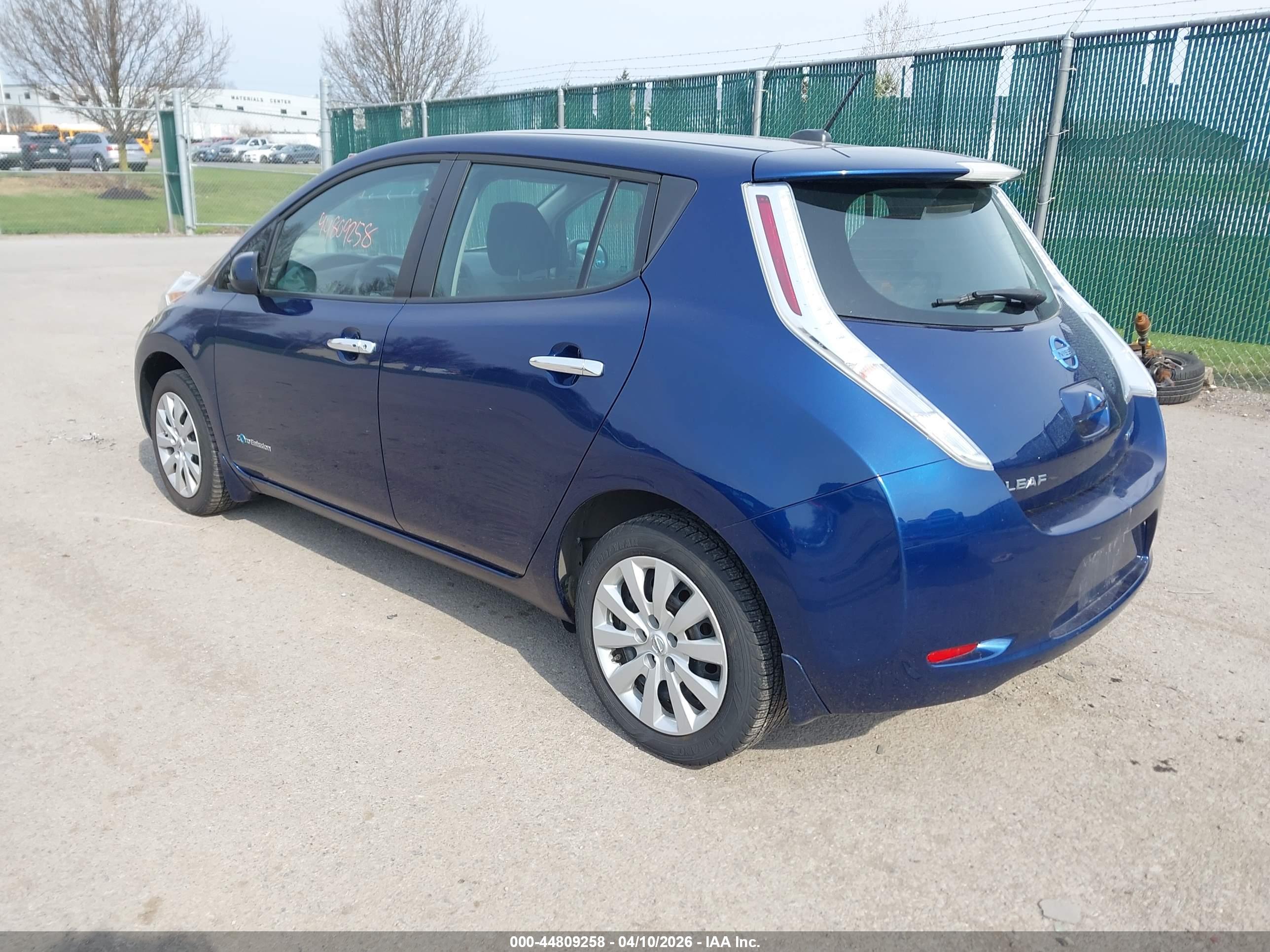 NISSAN LEAF image 3