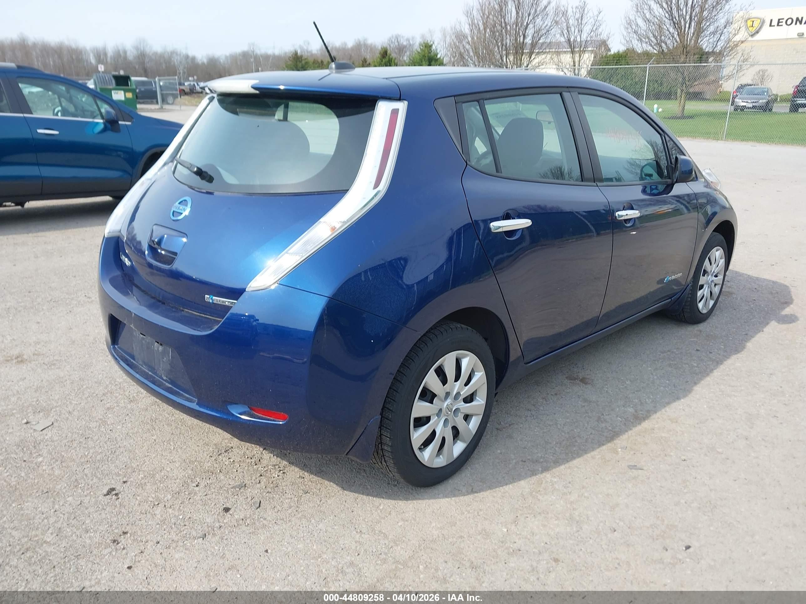 NISSAN LEAF image 4