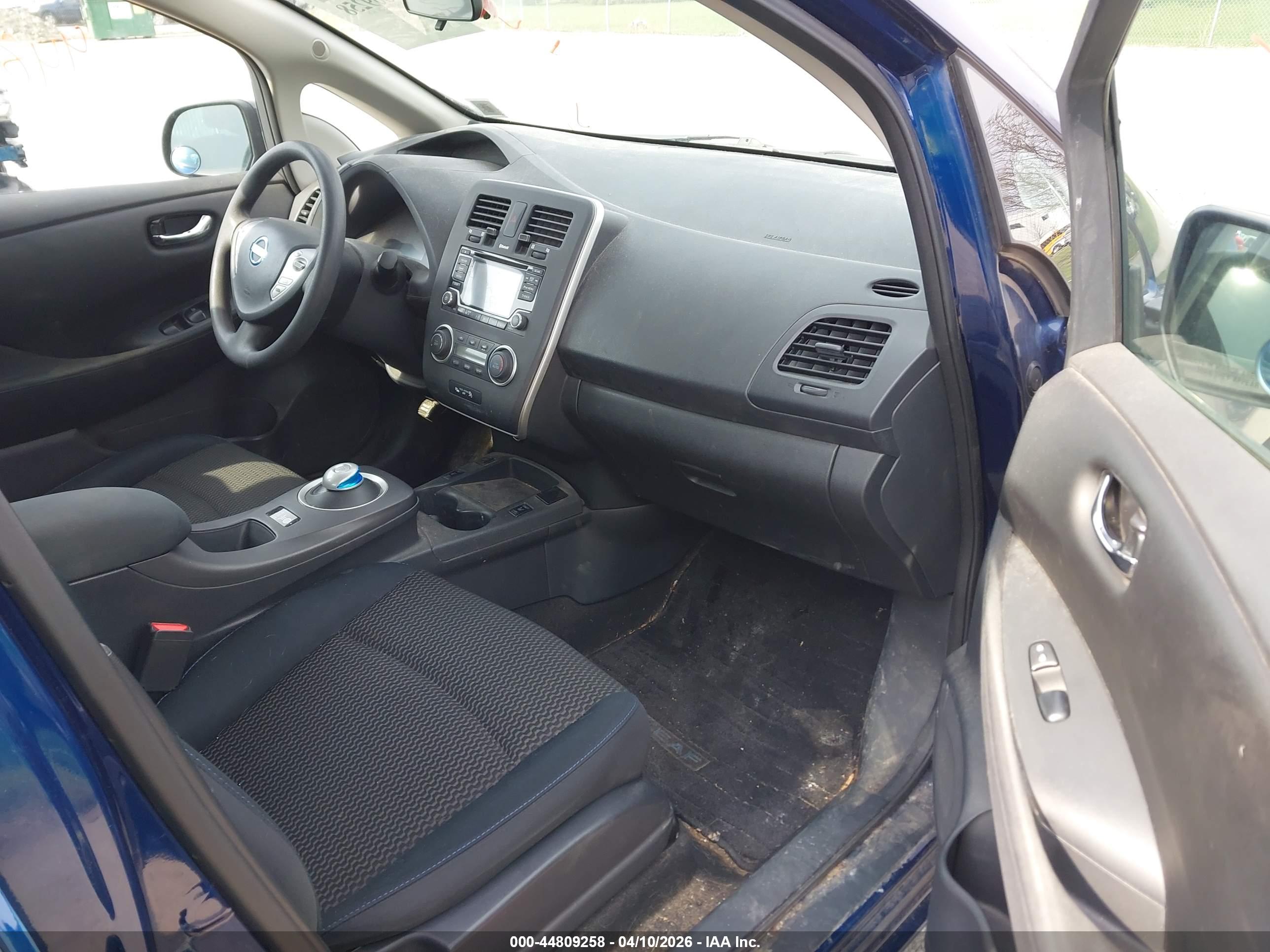 NISSAN LEAF image 5