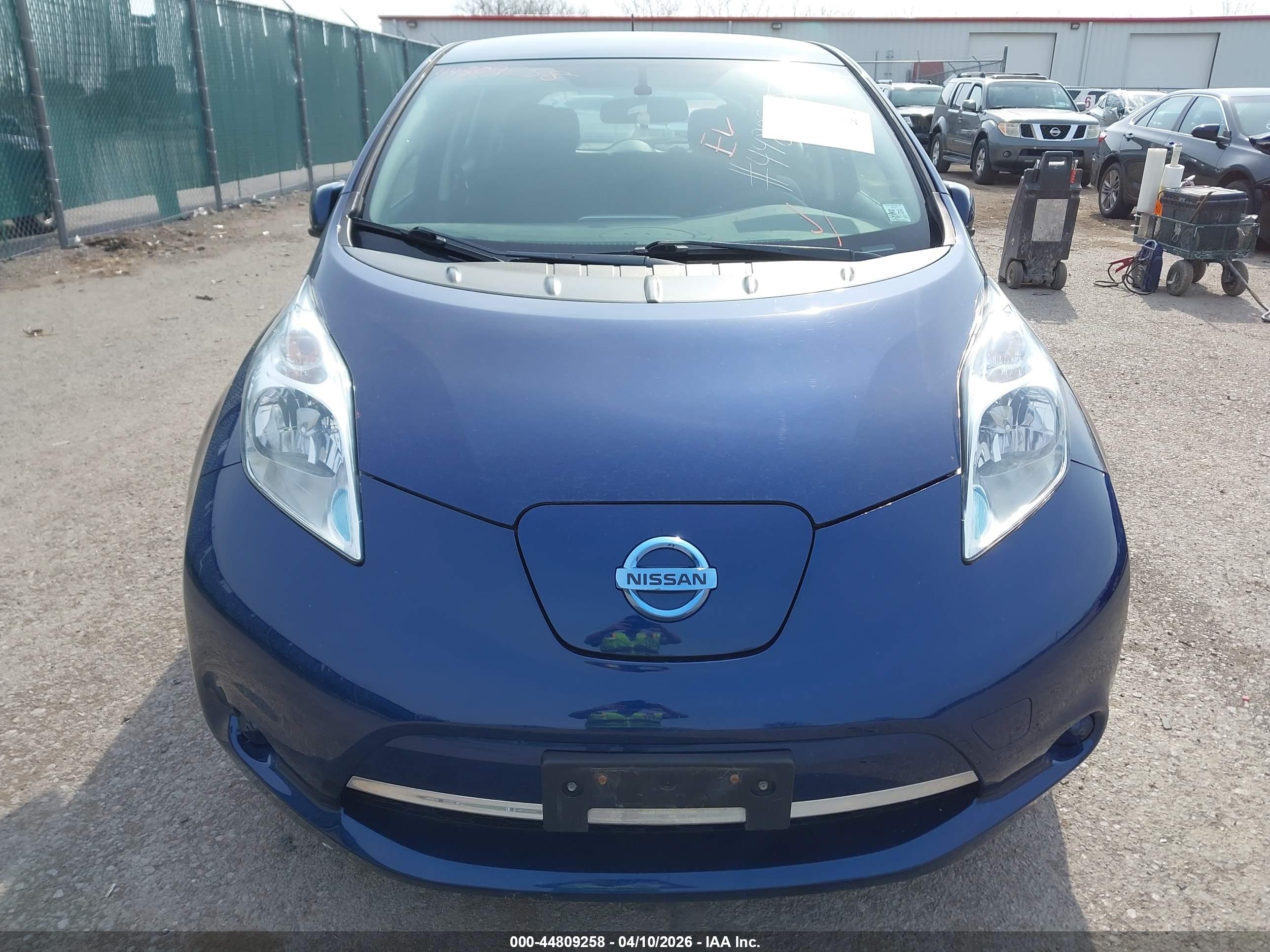 NISSAN LEAF image 6