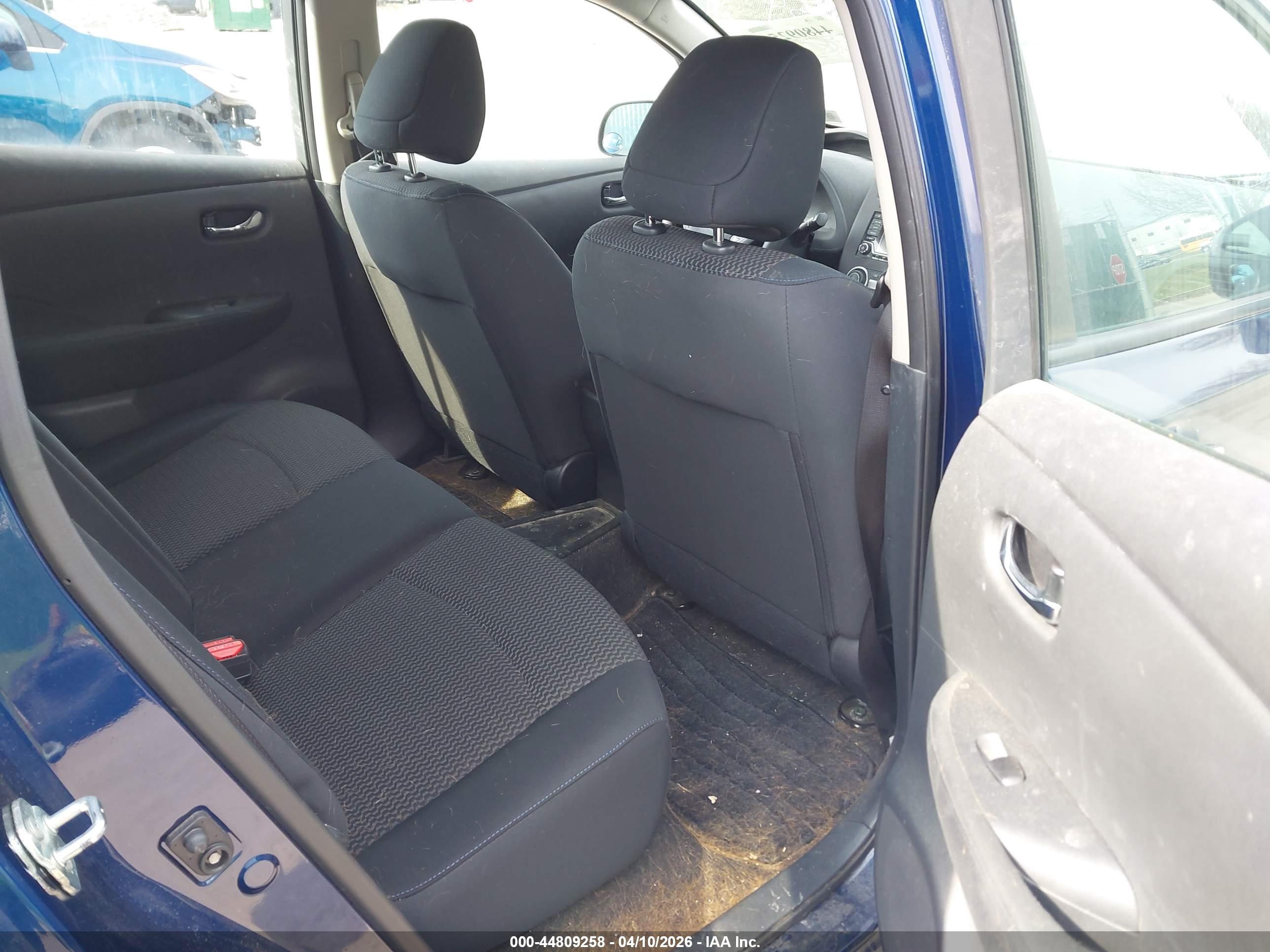 NISSAN LEAF image 8