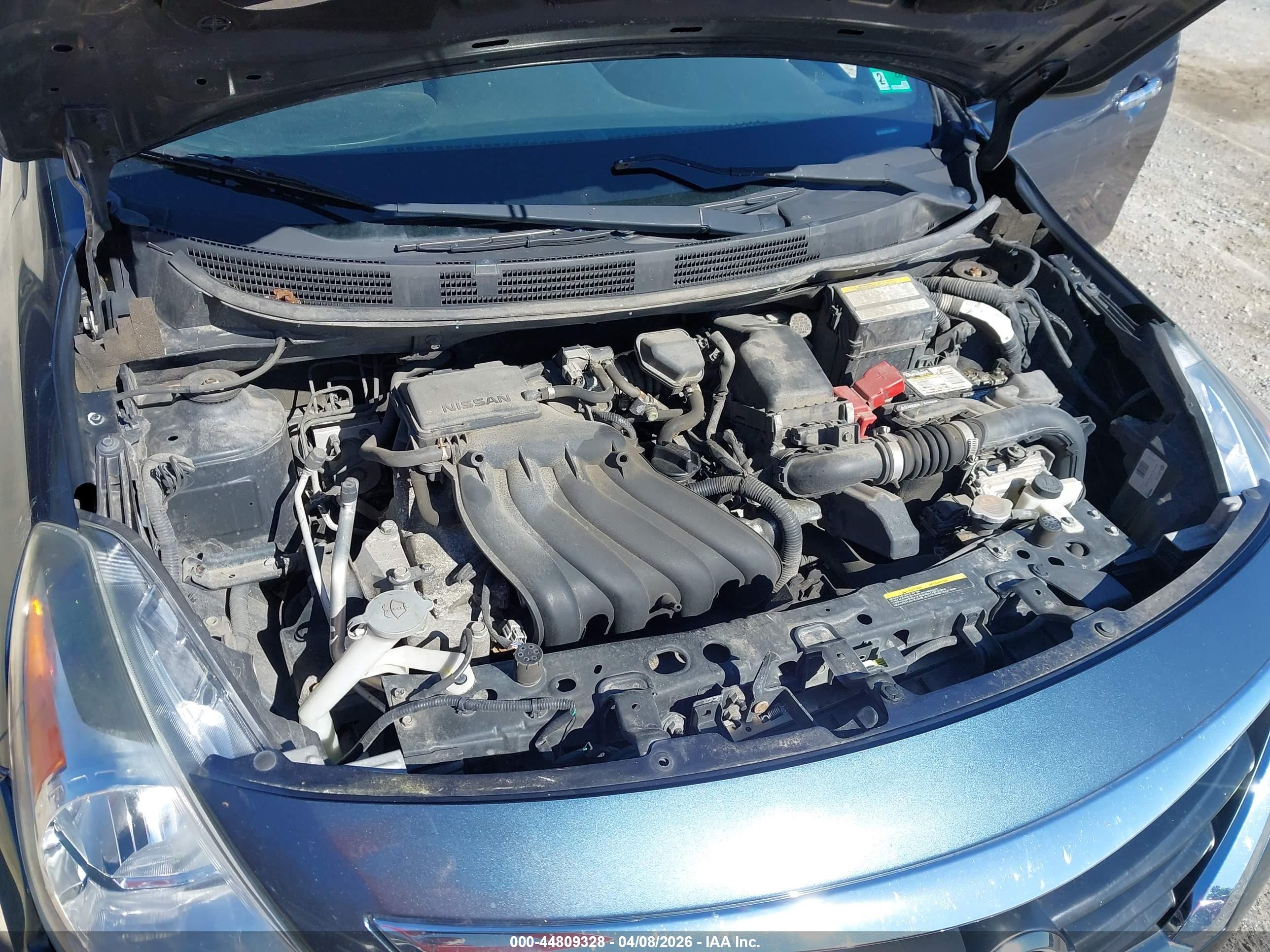NISSAN VERSA image 10