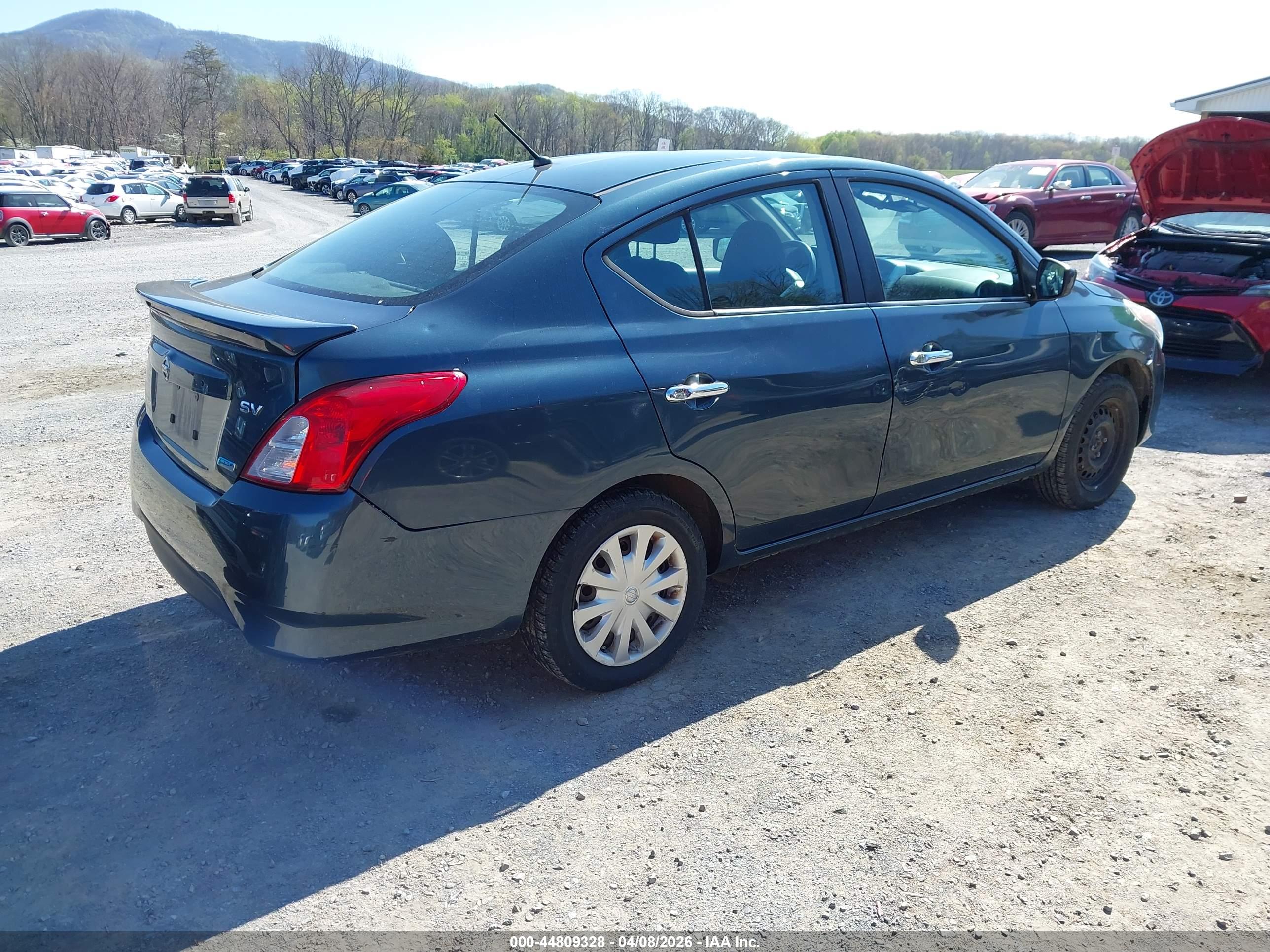 NISSAN VERSA image 4