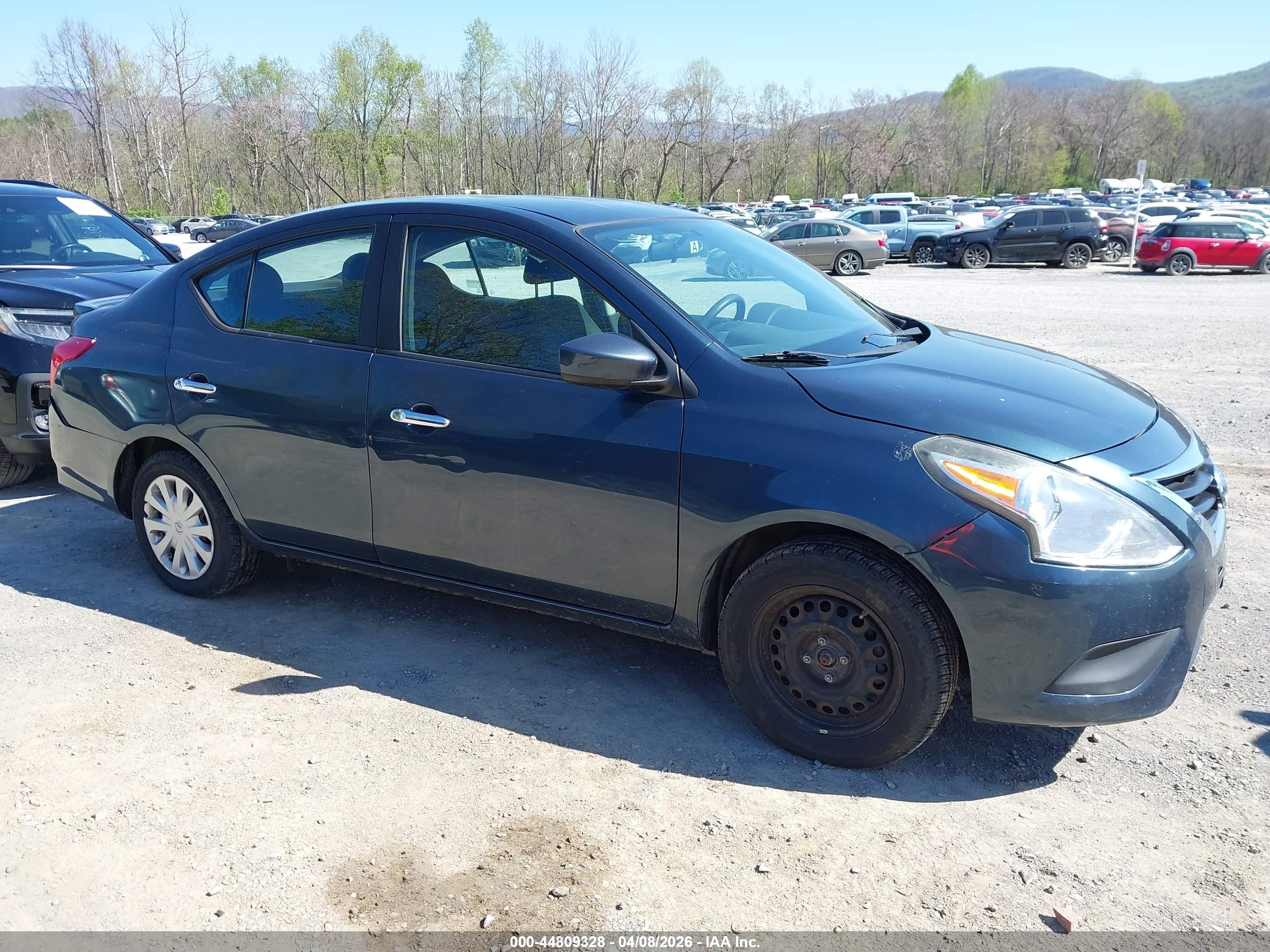 NISSAN VERSA image 6