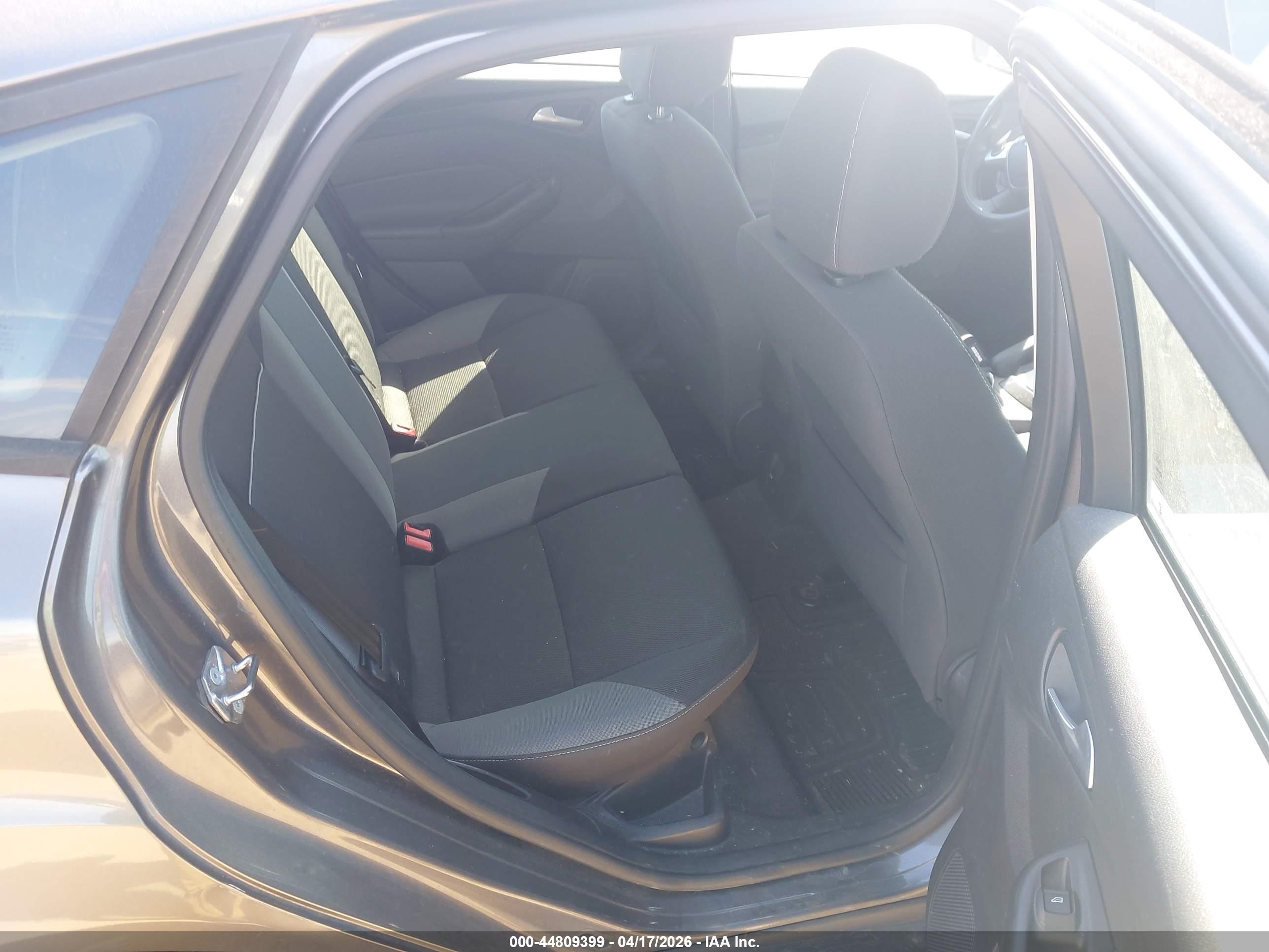 FORD FOCUS image 8