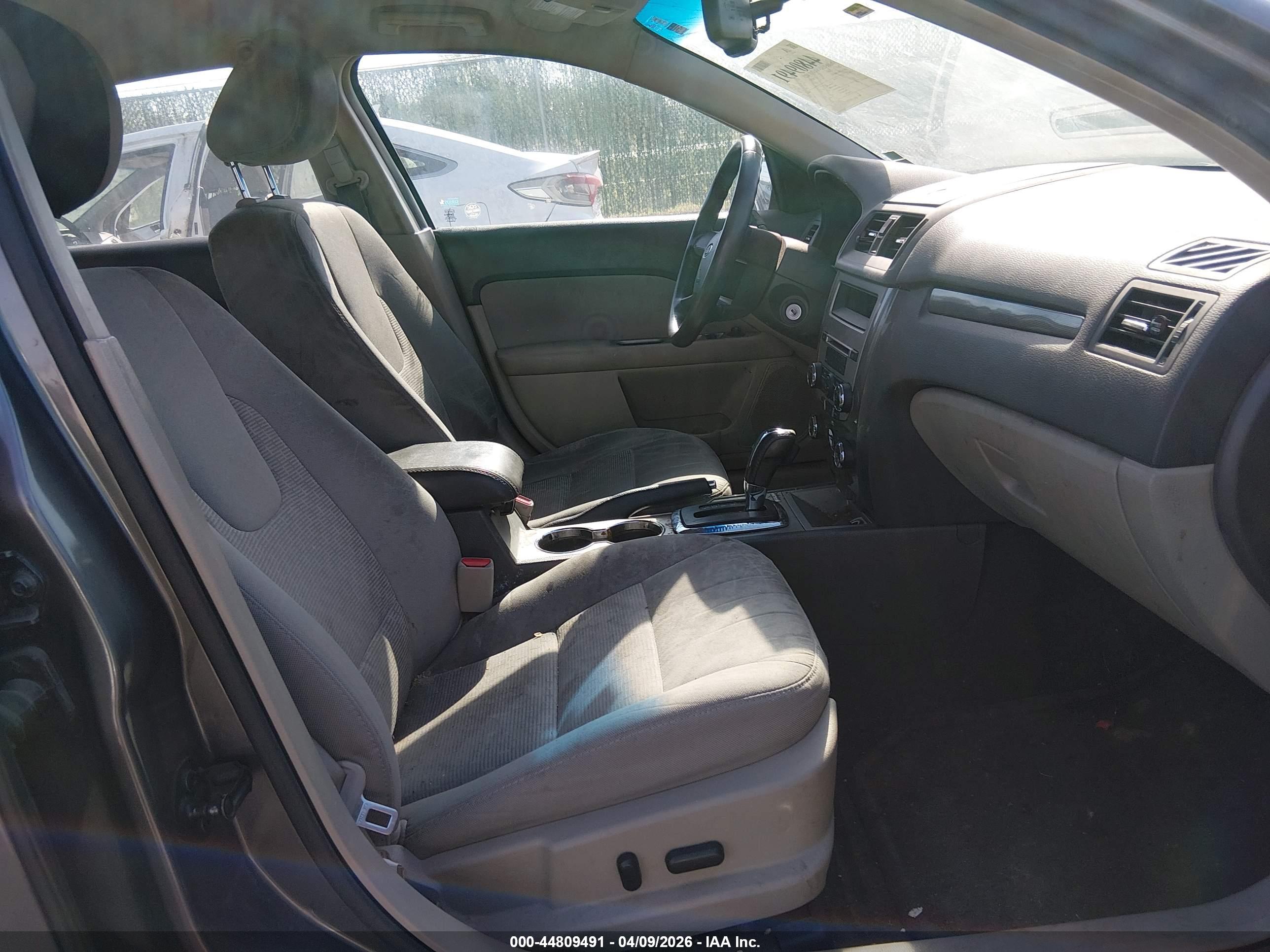 FORD FUSION image 5