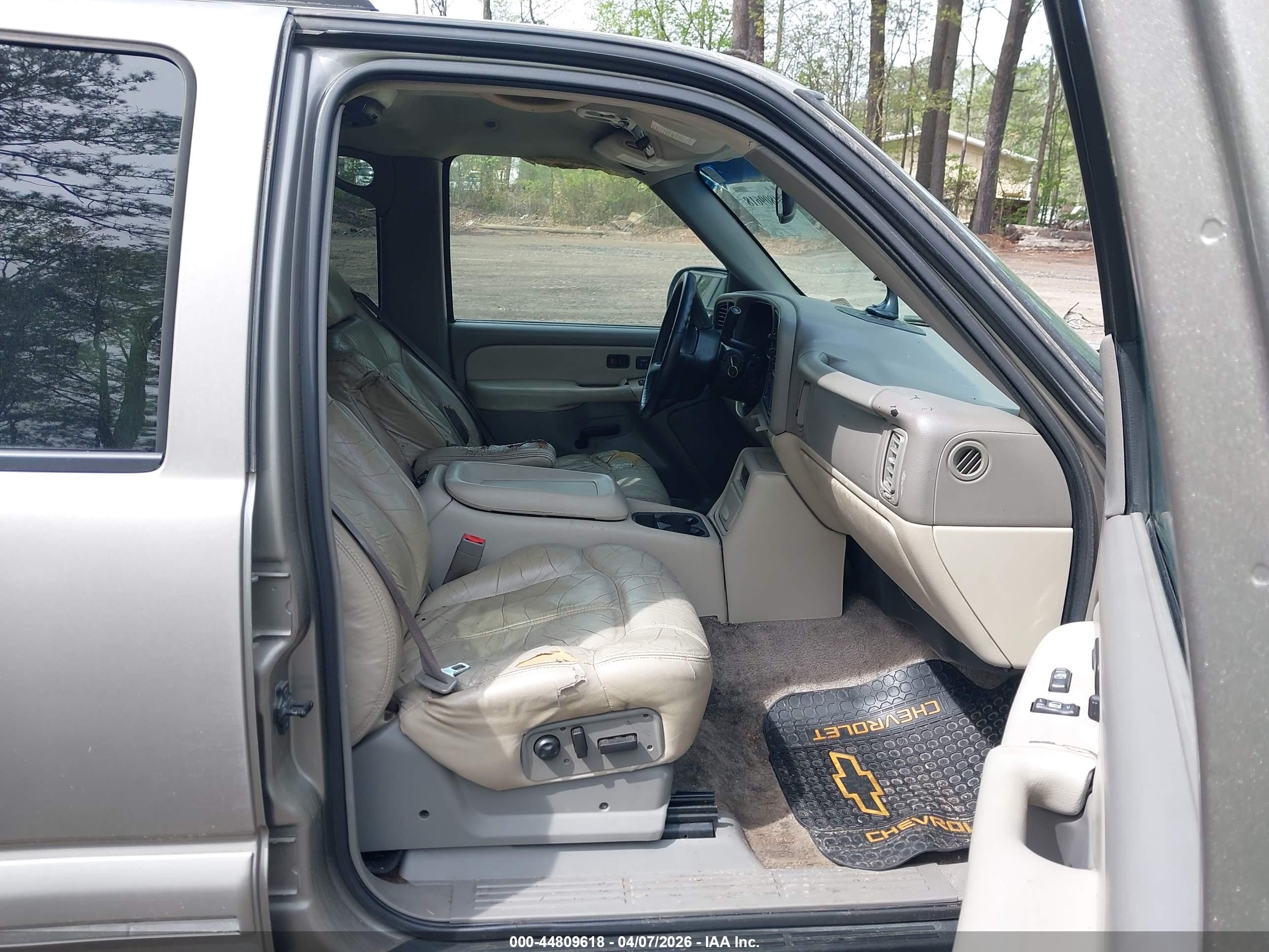 CHEVROLET SUBURBAN image 5