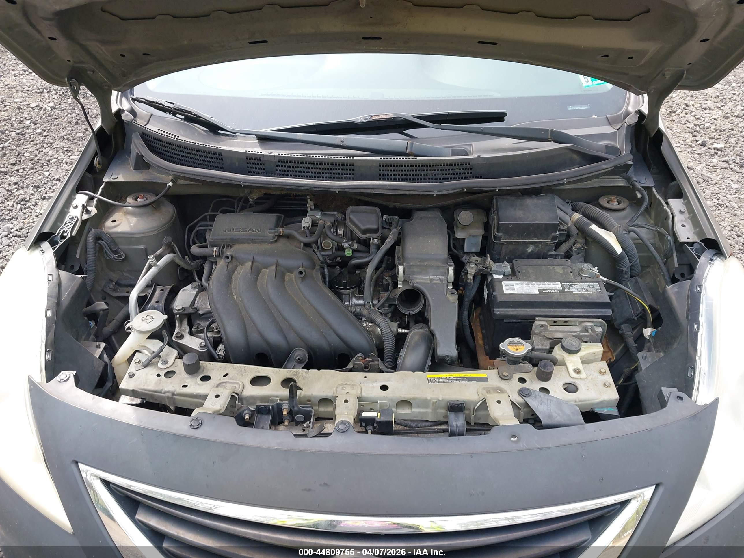 NISSAN VERSA image 10
