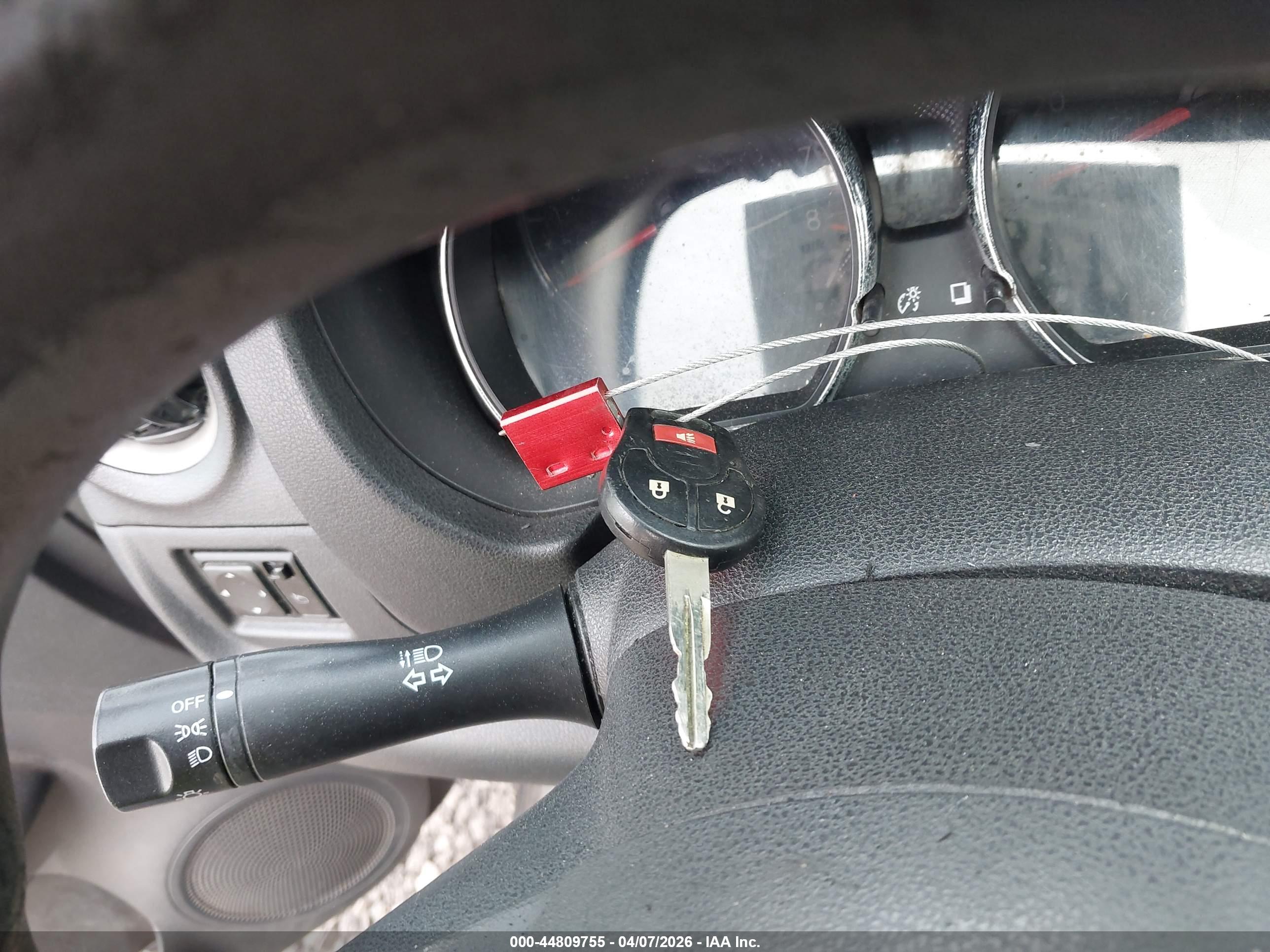 NISSAN VERSA image 11