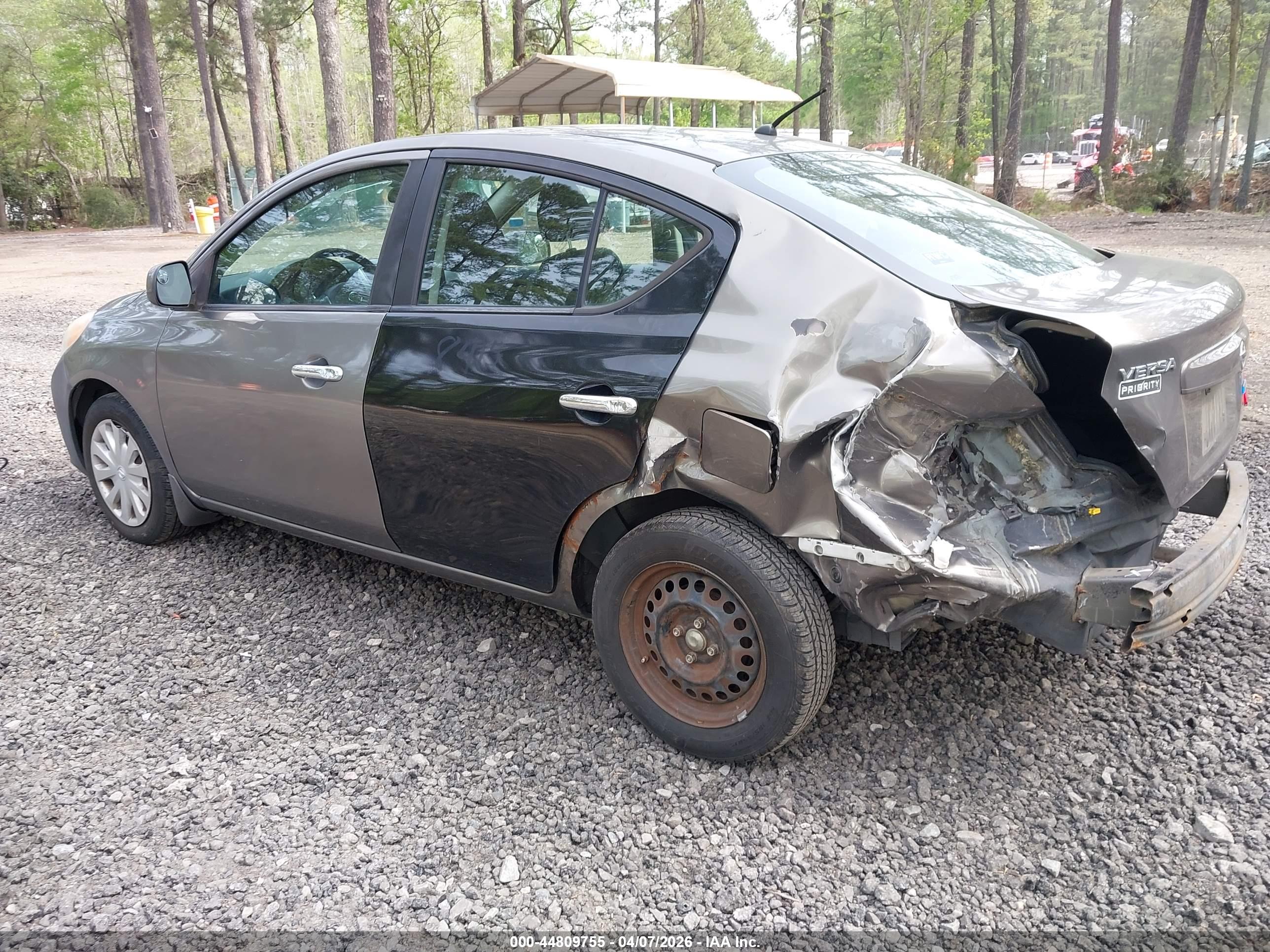 NISSAN VERSA image 3