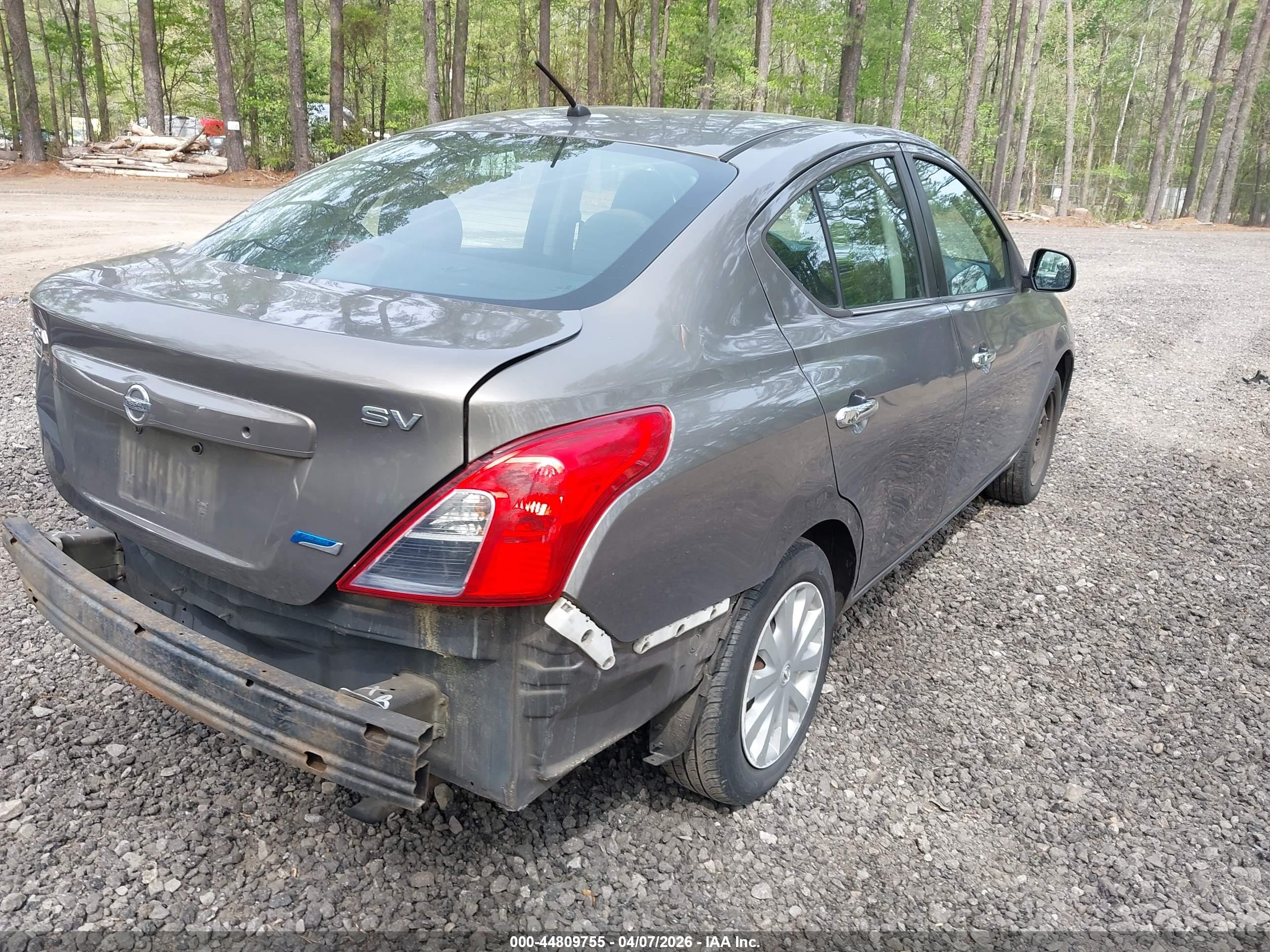 NISSAN VERSA image 4