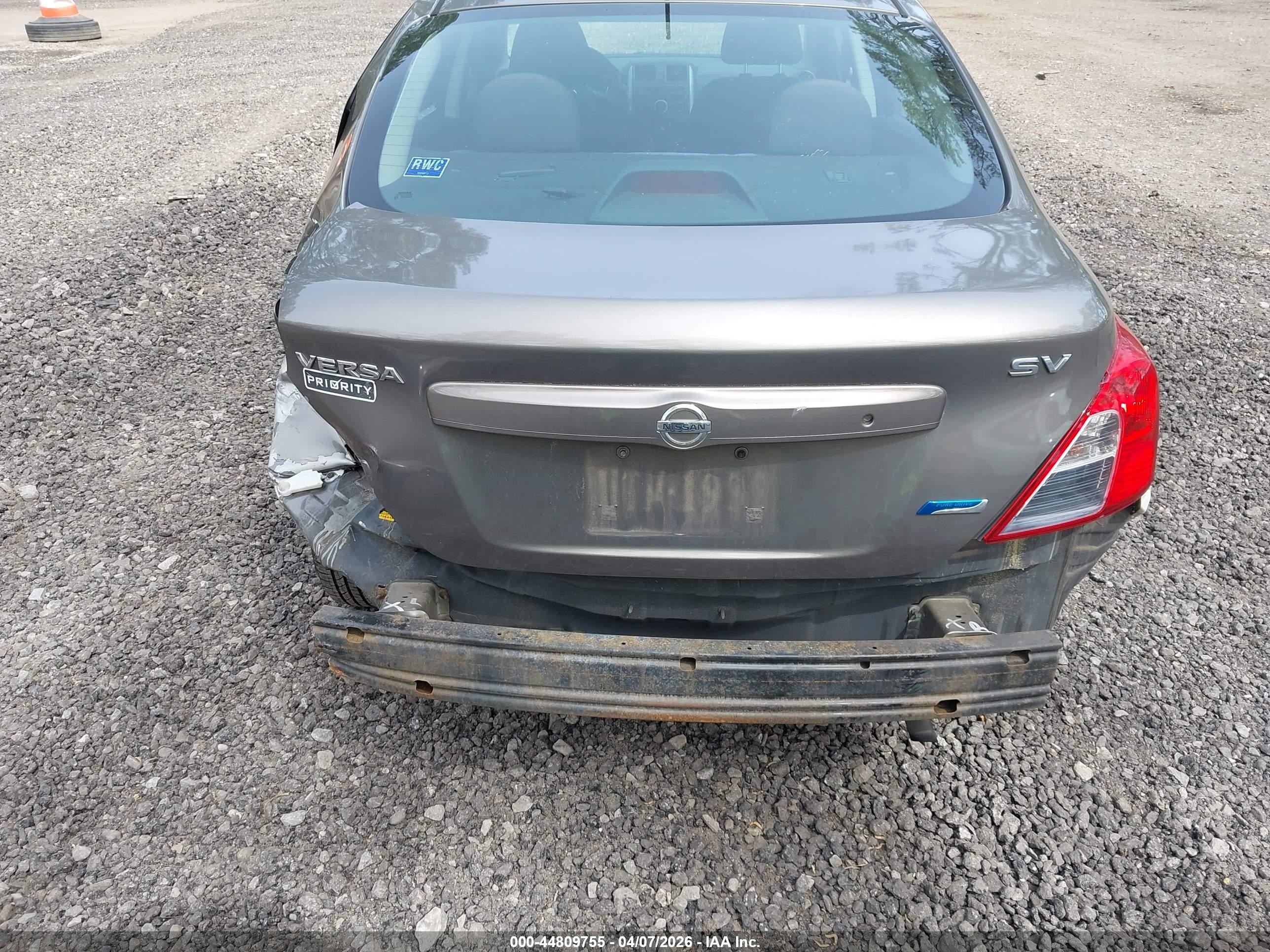 NISSAN VERSA image 6