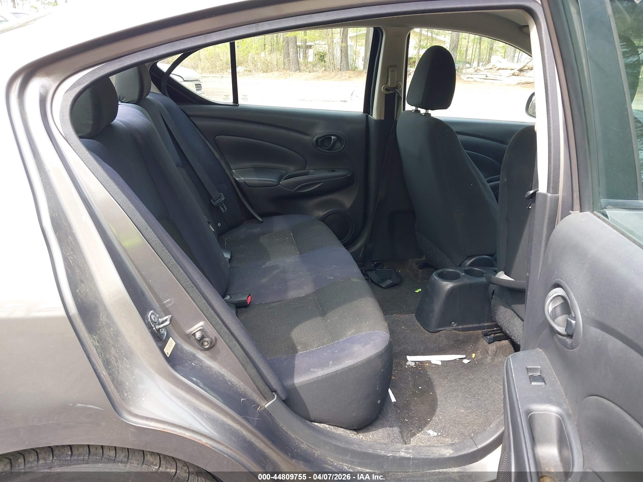 NISSAN VERSA image 8
