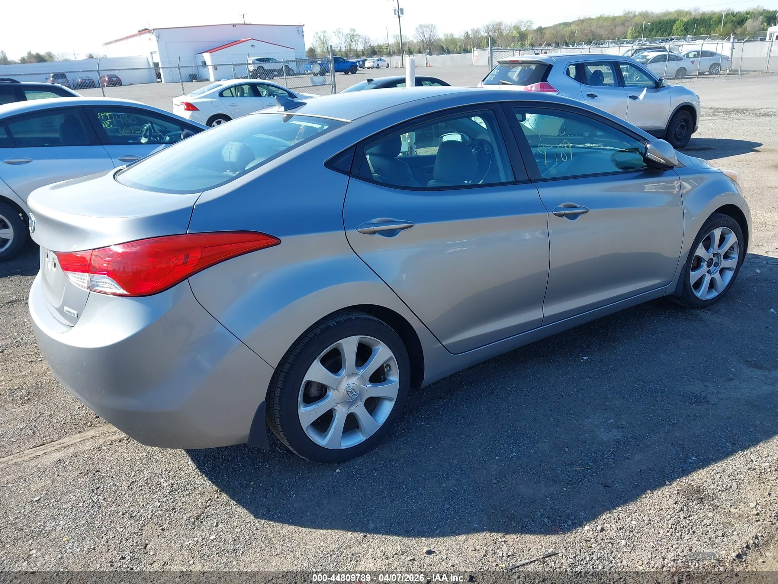 HYUNDAI ELANTRA image 4