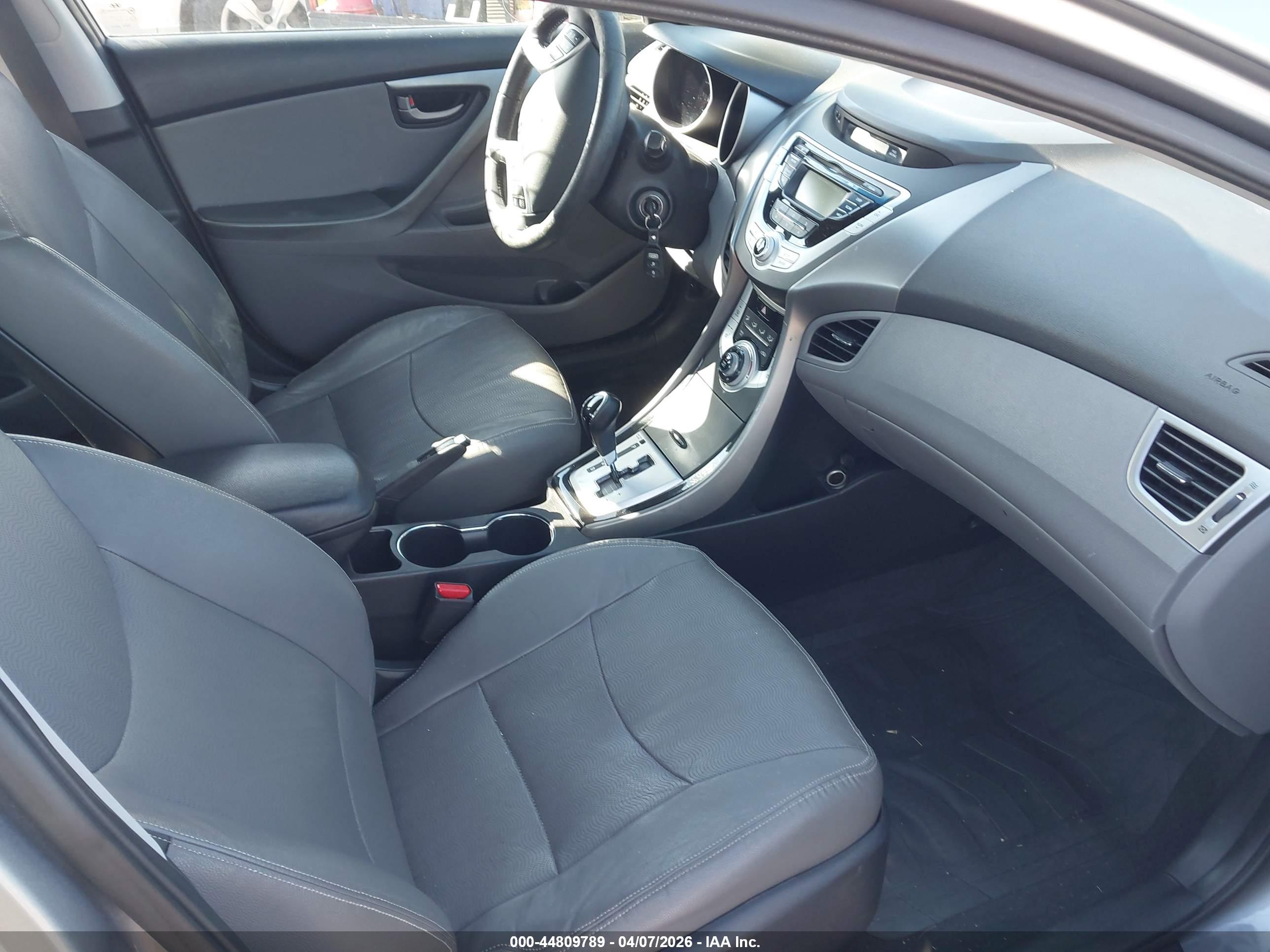 HYUNDAI ELANTRA image 5