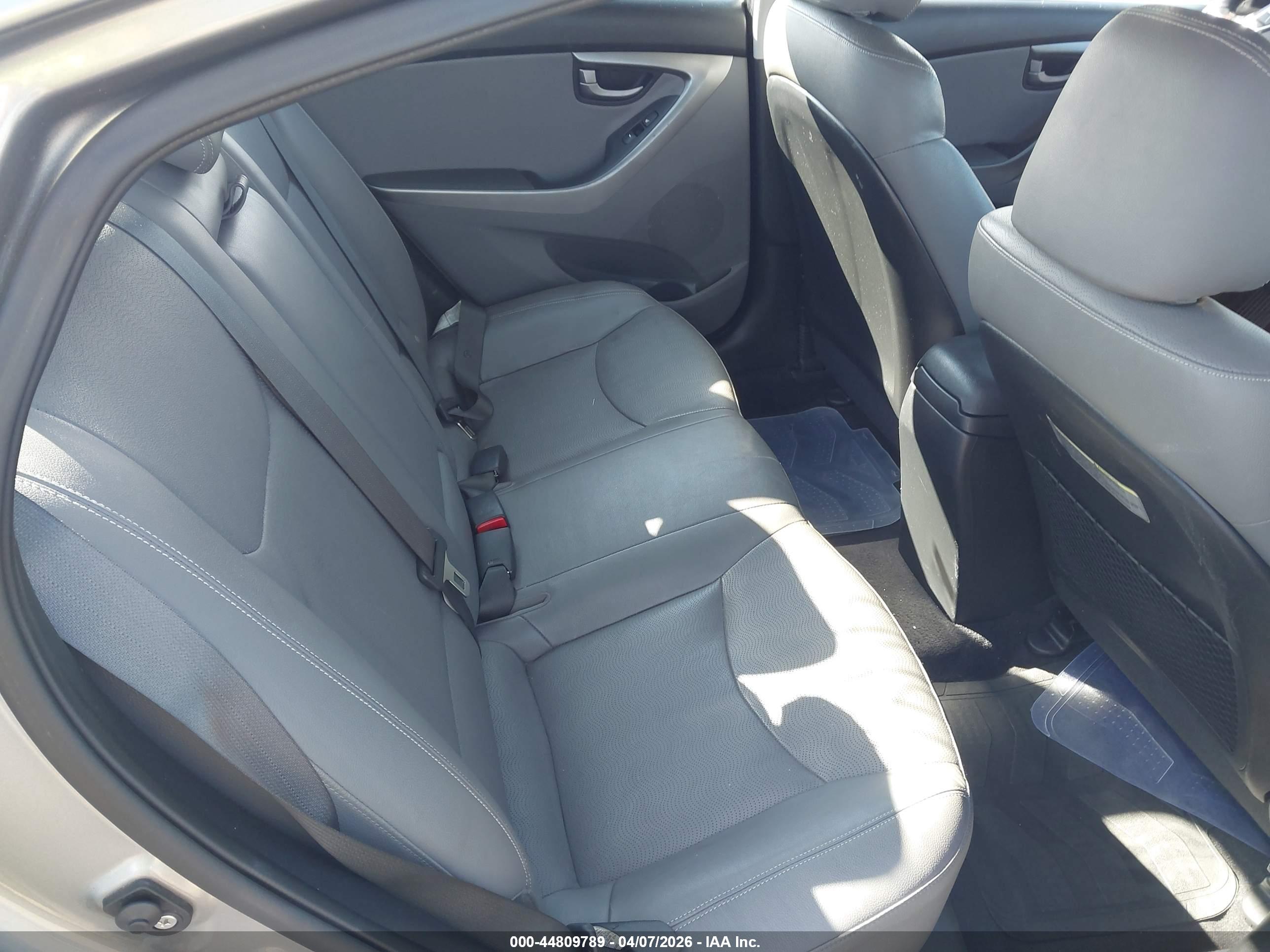 HYUNDAI ELANTRA image 8