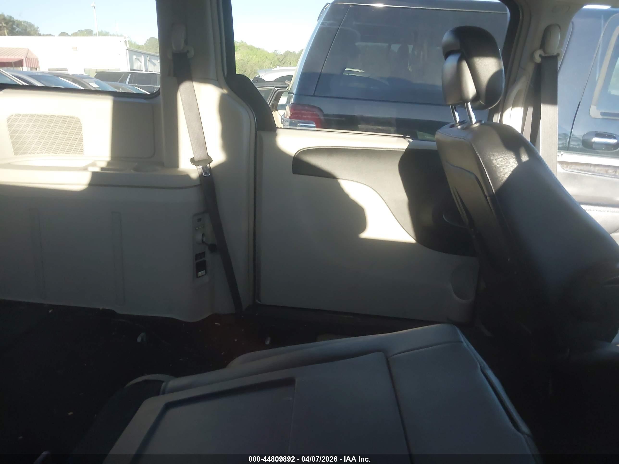 CHRYSLER TOWN image 8