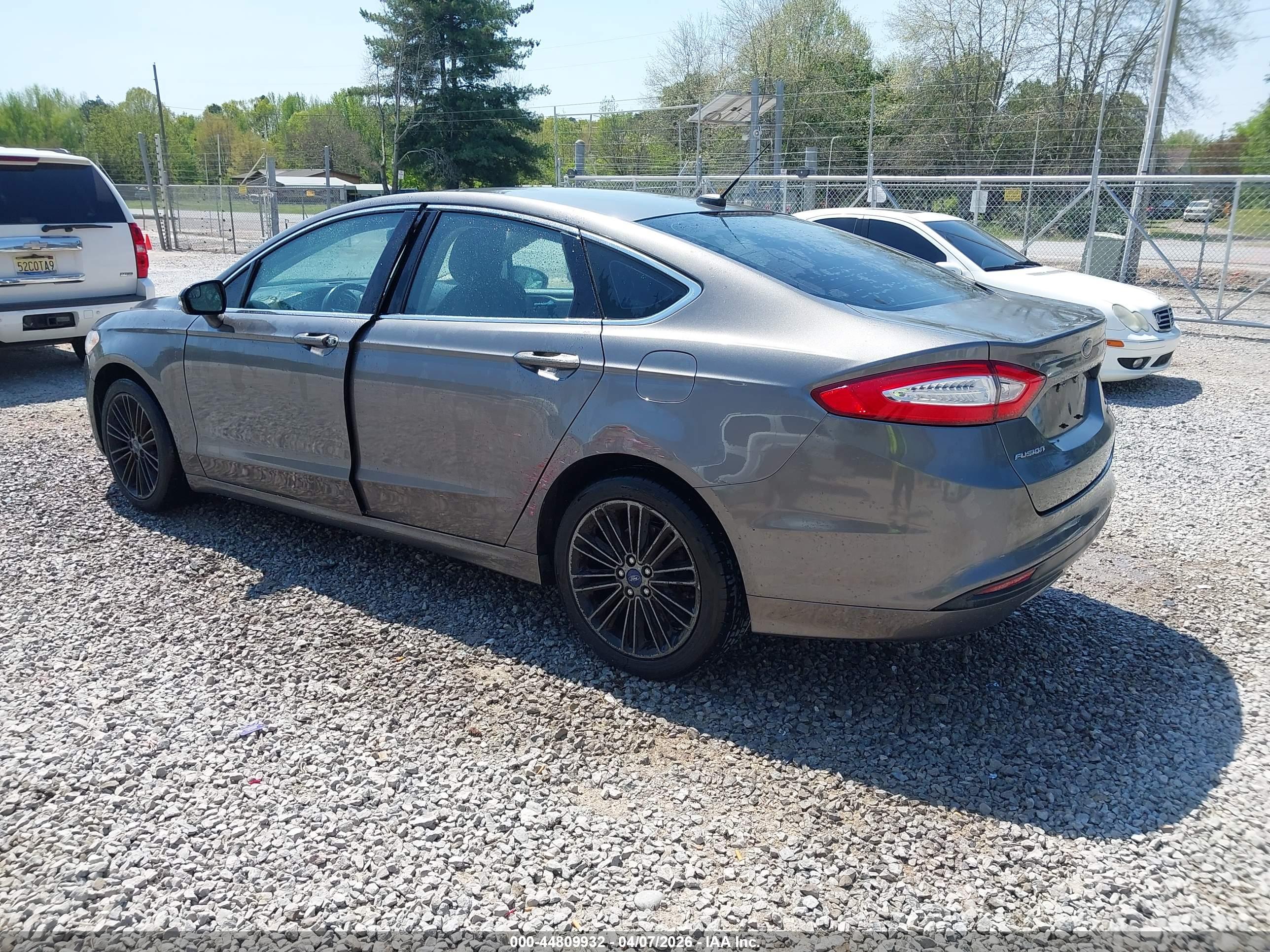 FORD FUSION image 3