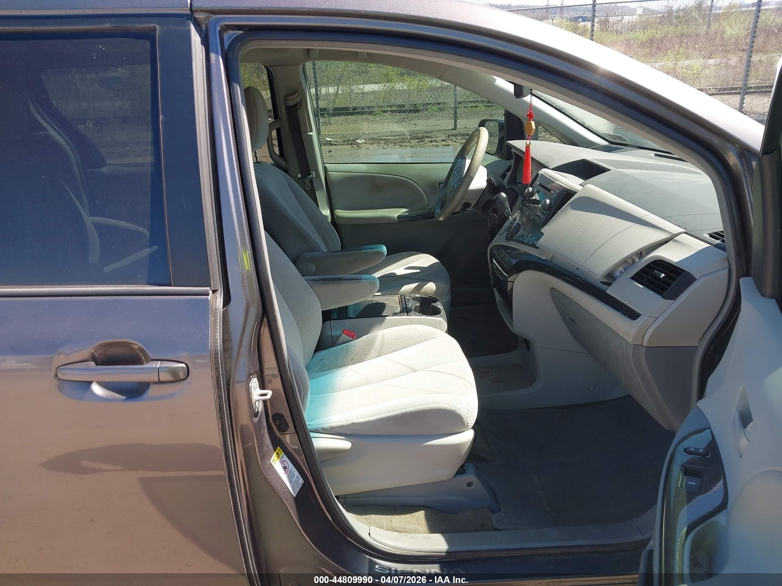 TOYOTA SIENNA image 5