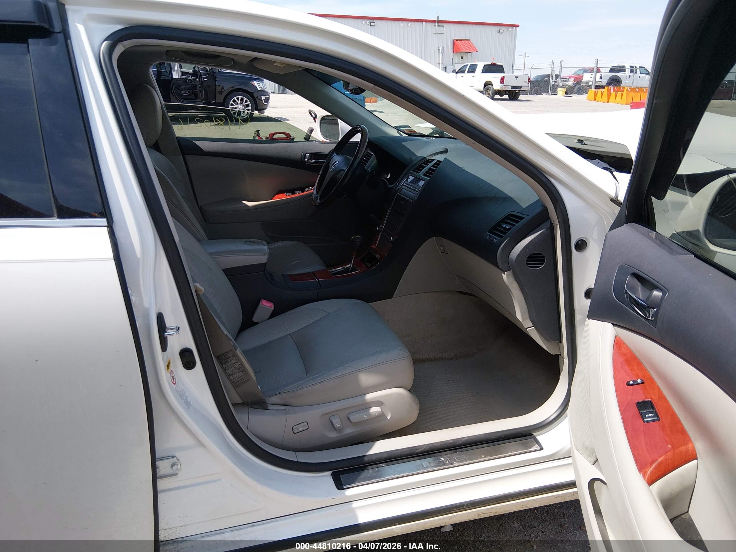 LEXUS ES image 5