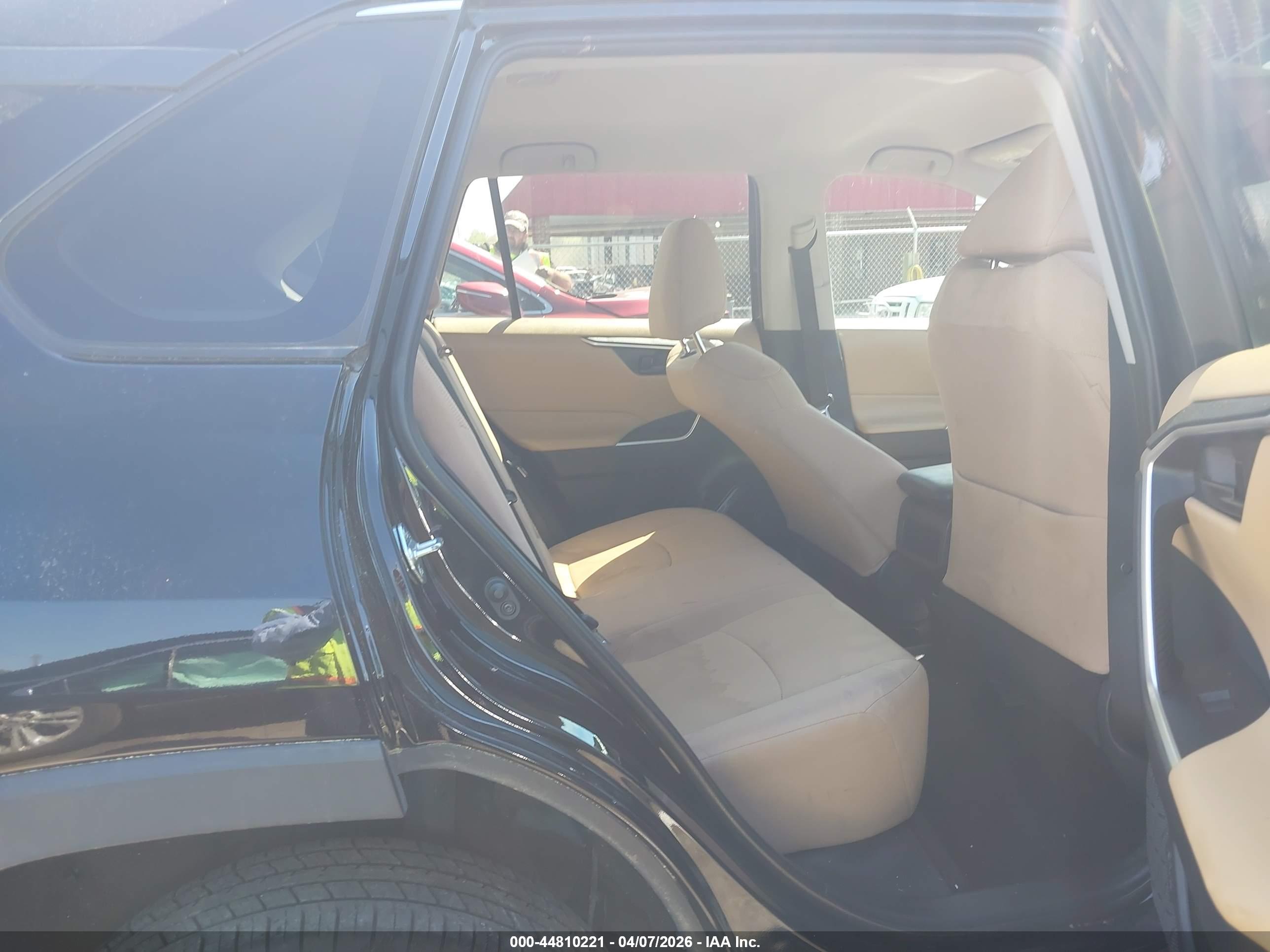 TOYOTA RAV4 image 8
