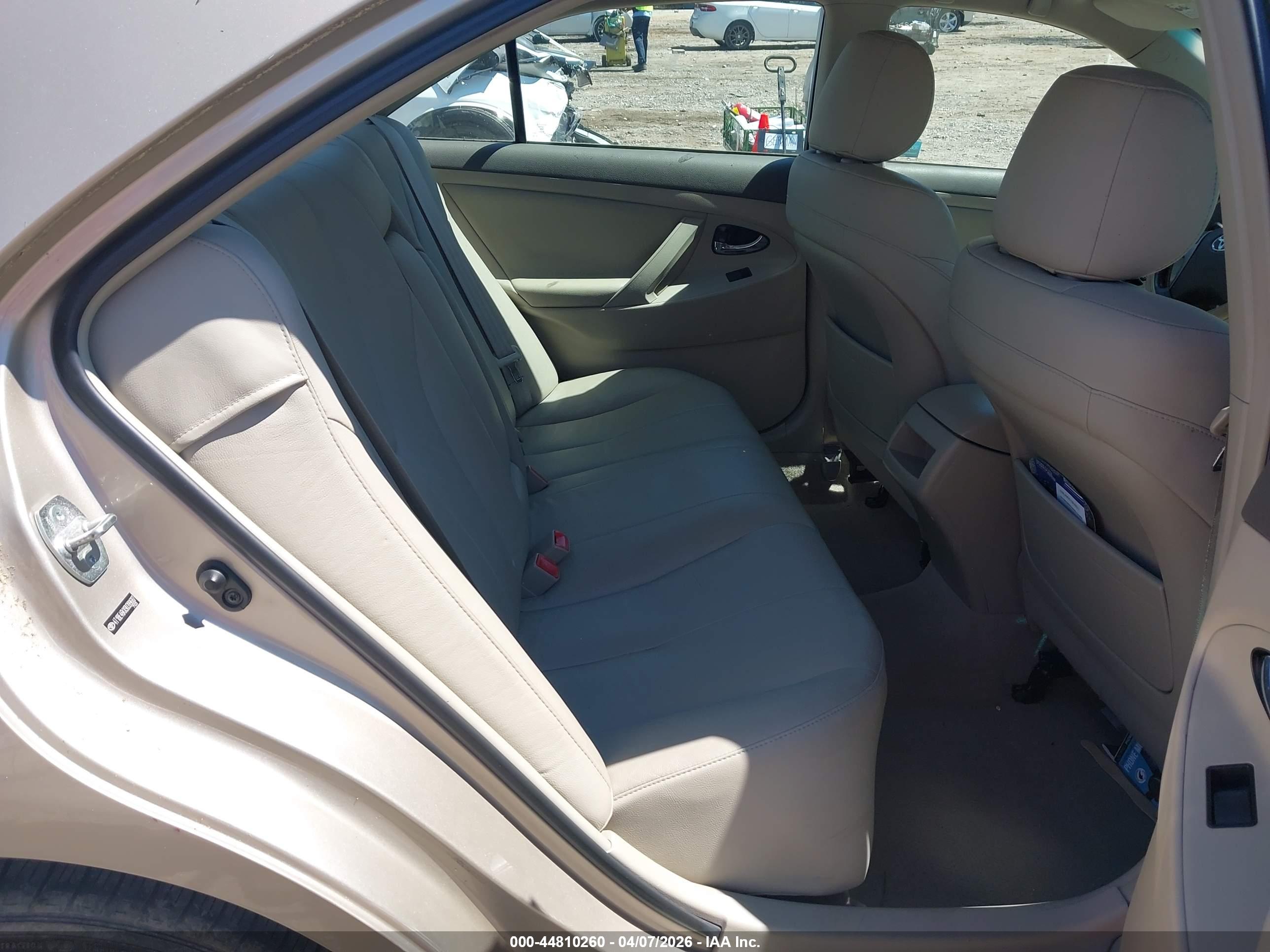 TOYOTA CAMRY image 8