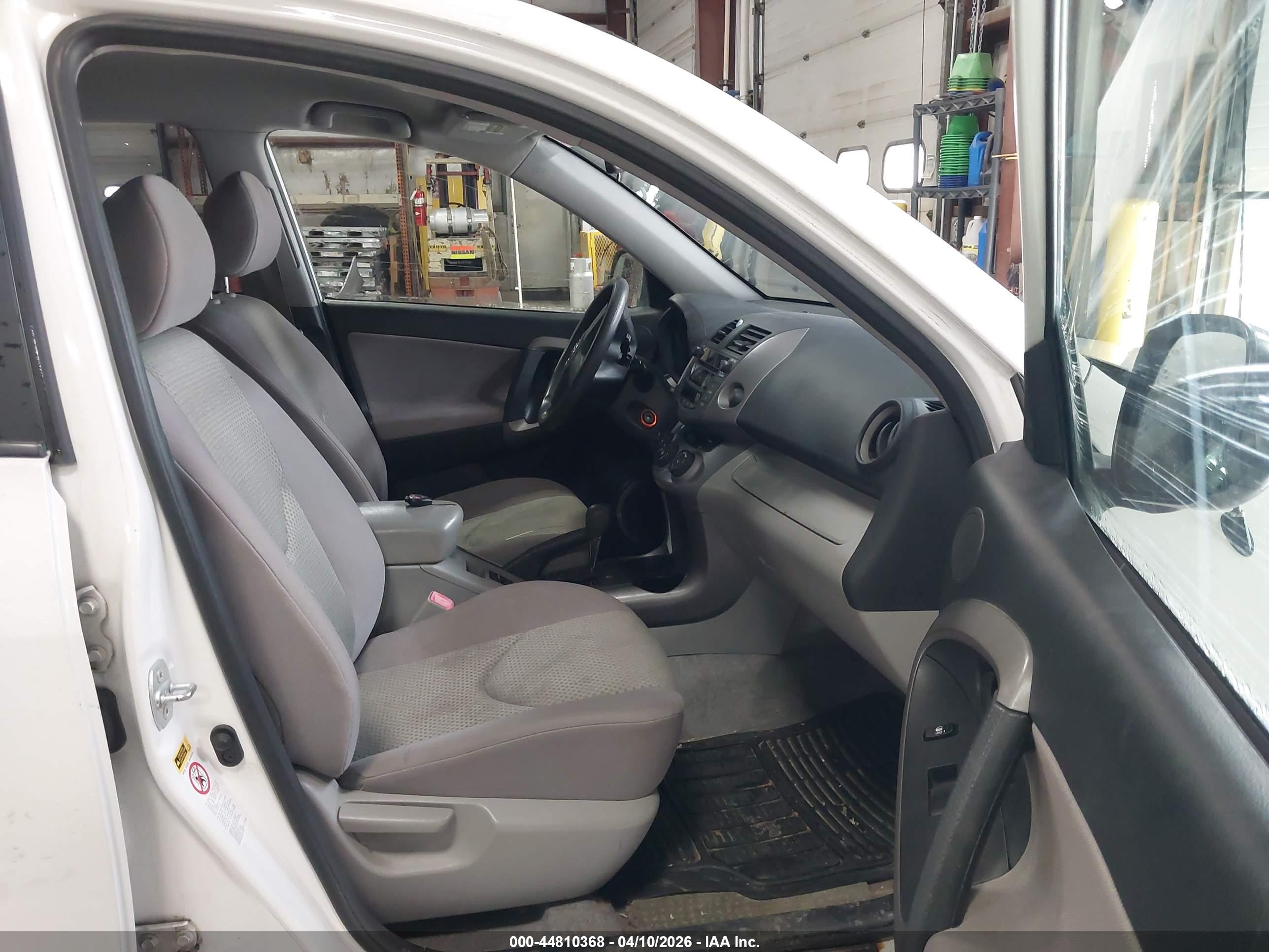 TOYOTA RAV4 image 5