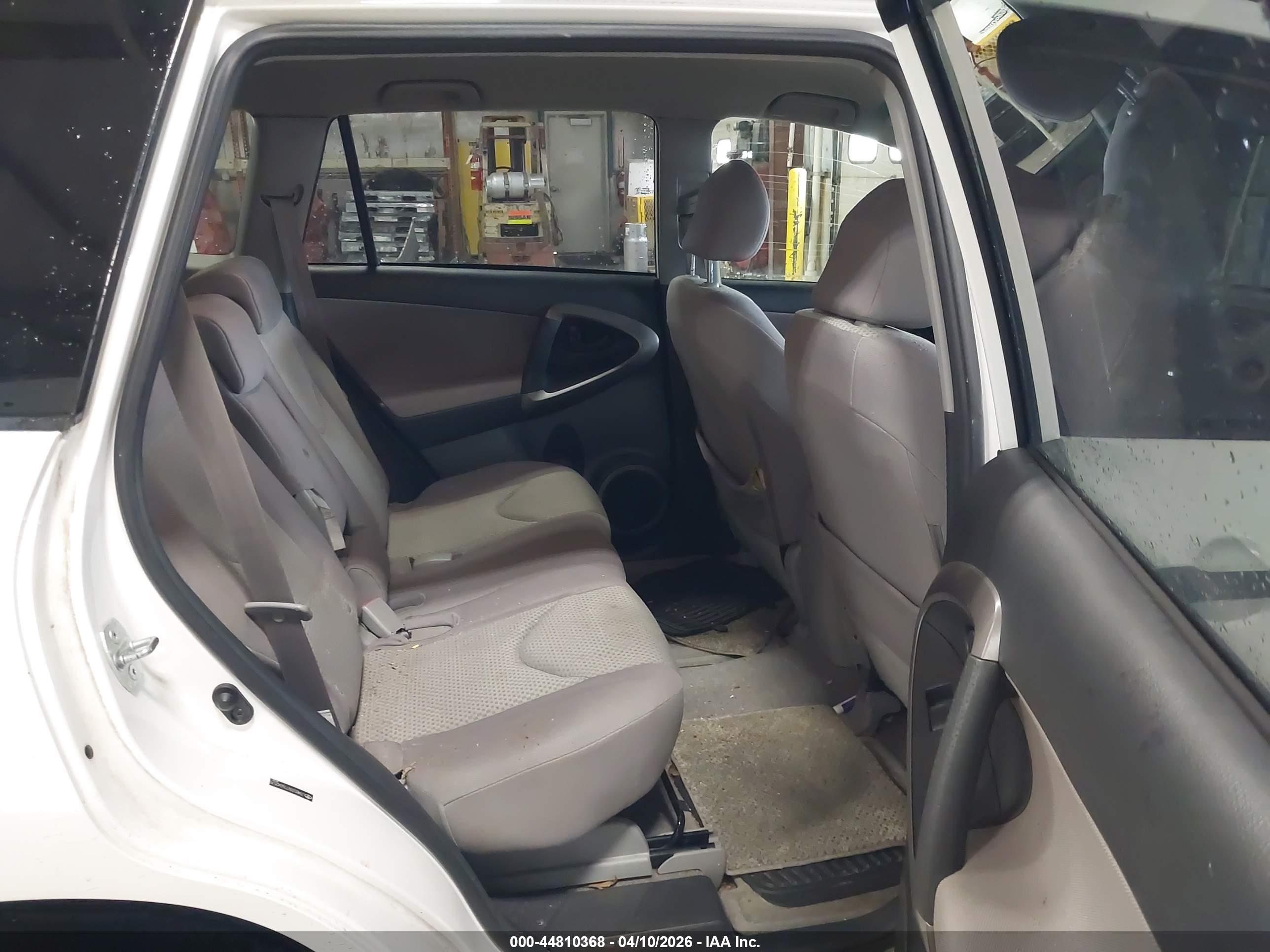 TOYOTA RAV4 image 8
