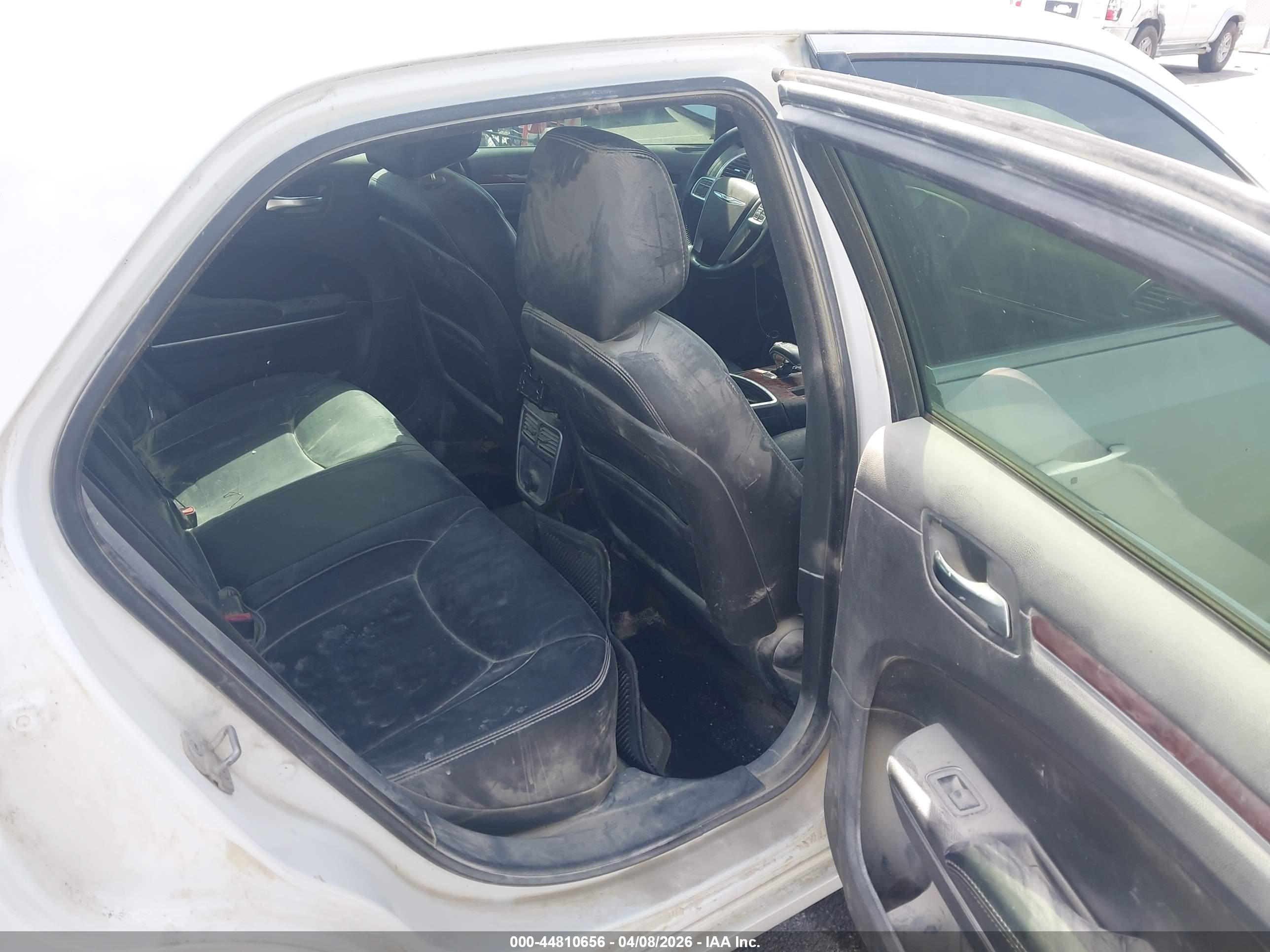 CHRYSLER 300 image 8