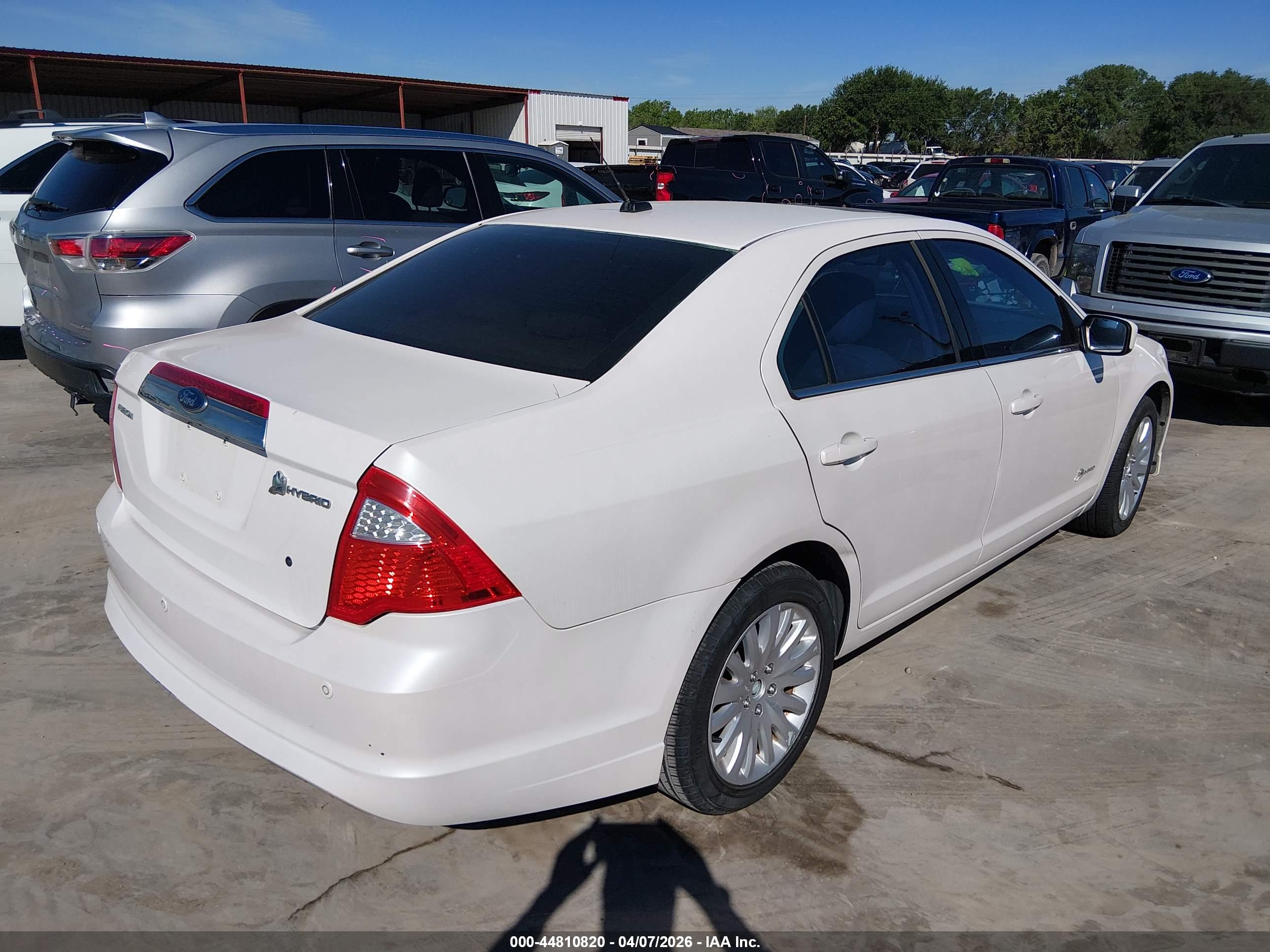 FORD FUSION image 4