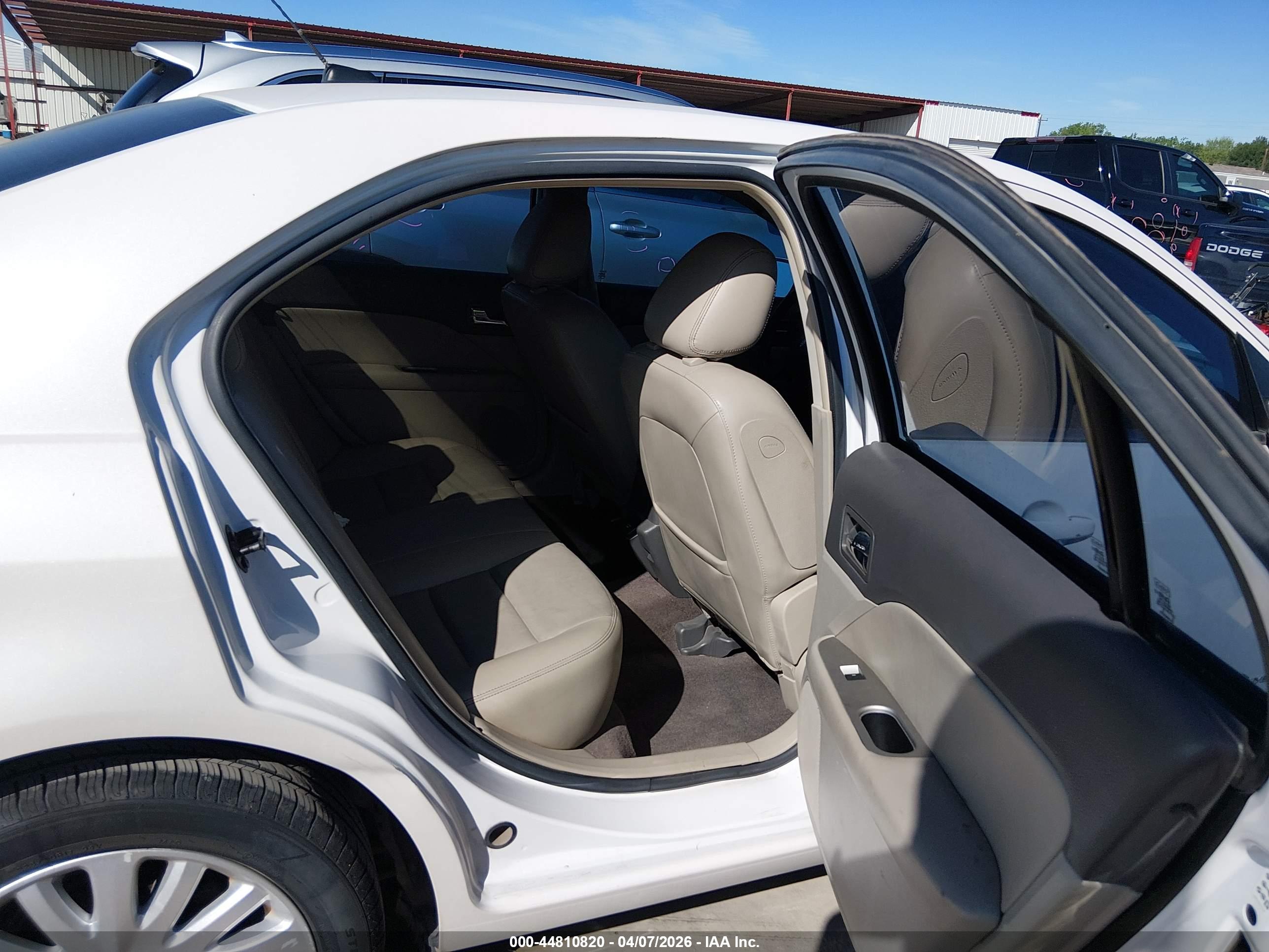 FORD FUSION image 8