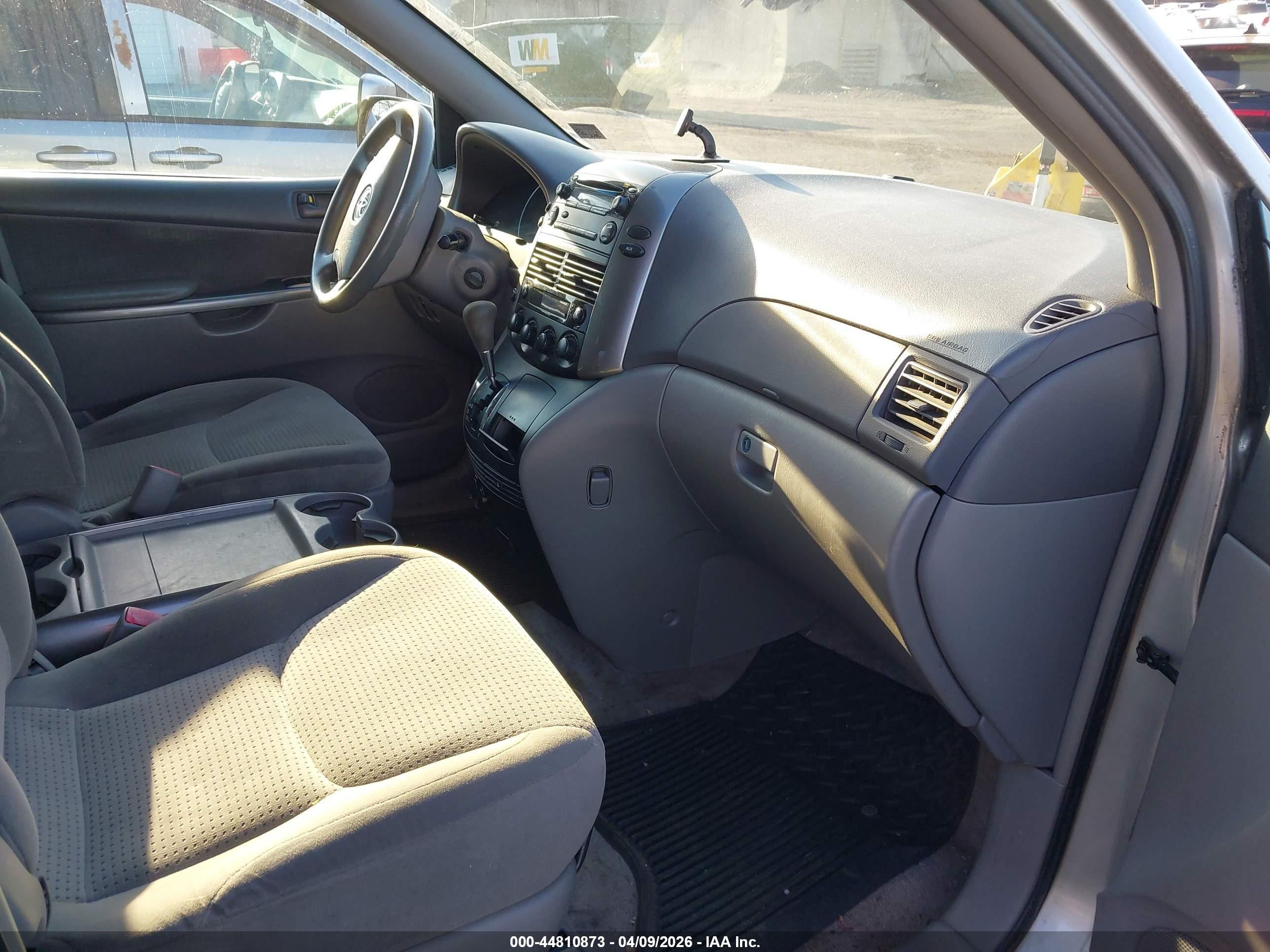 TOYOTA SIENNA image 5