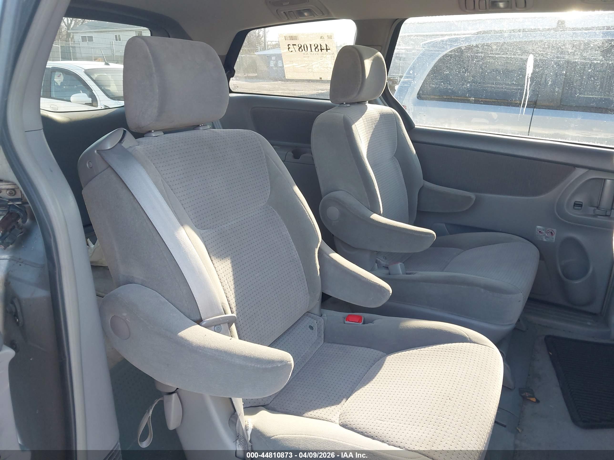 TOYOTA SIENNA image 8
