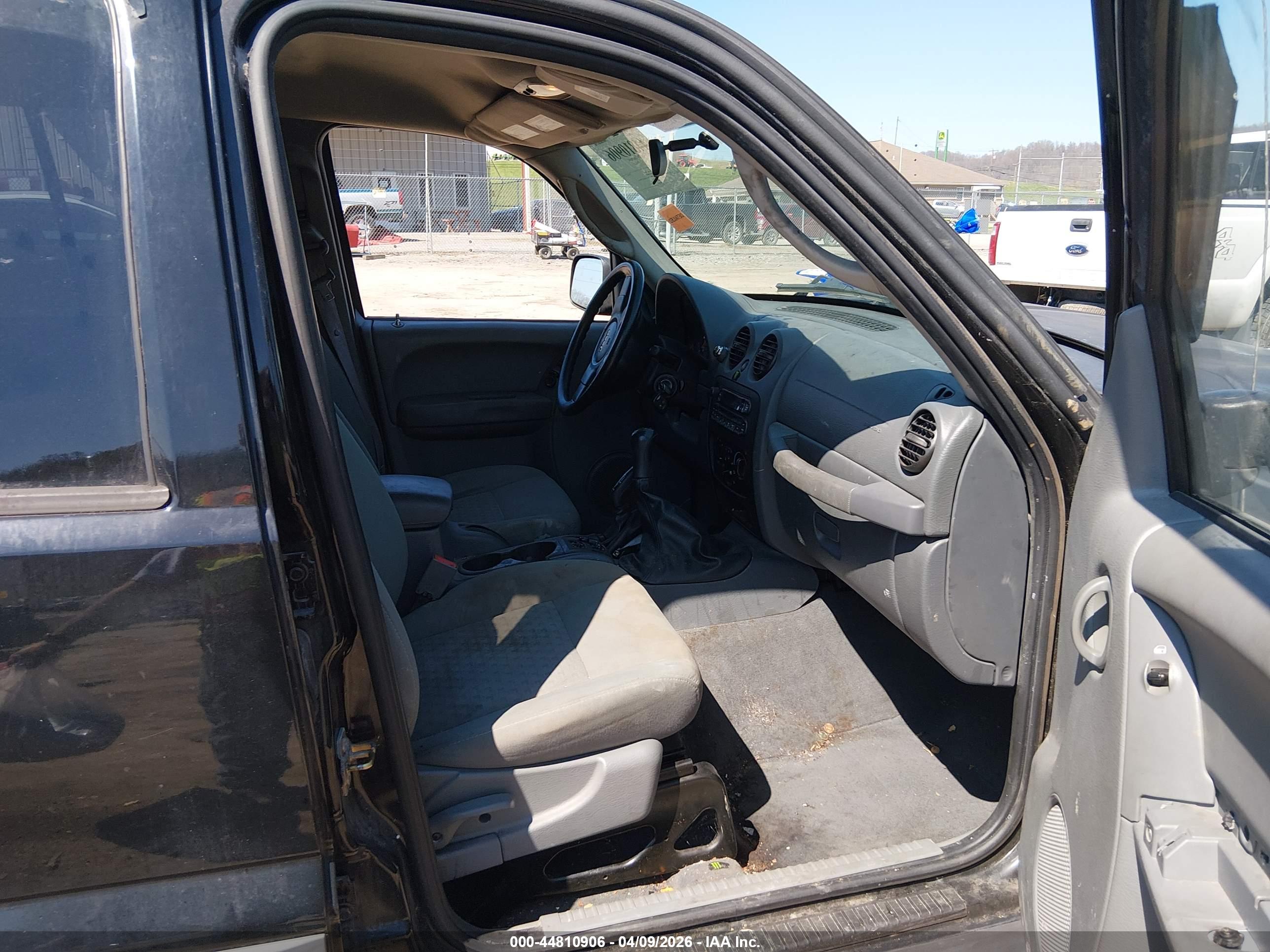 JEEP LIBERTY image 5