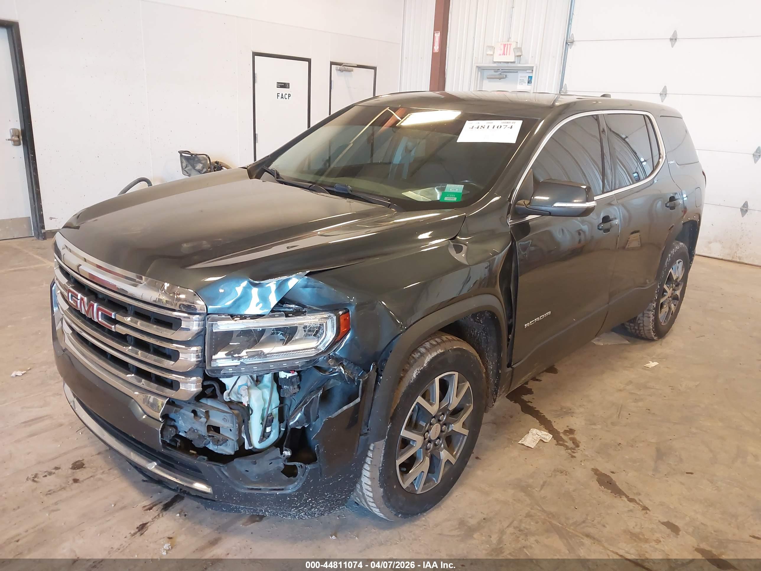 GMC ACADIA image 2