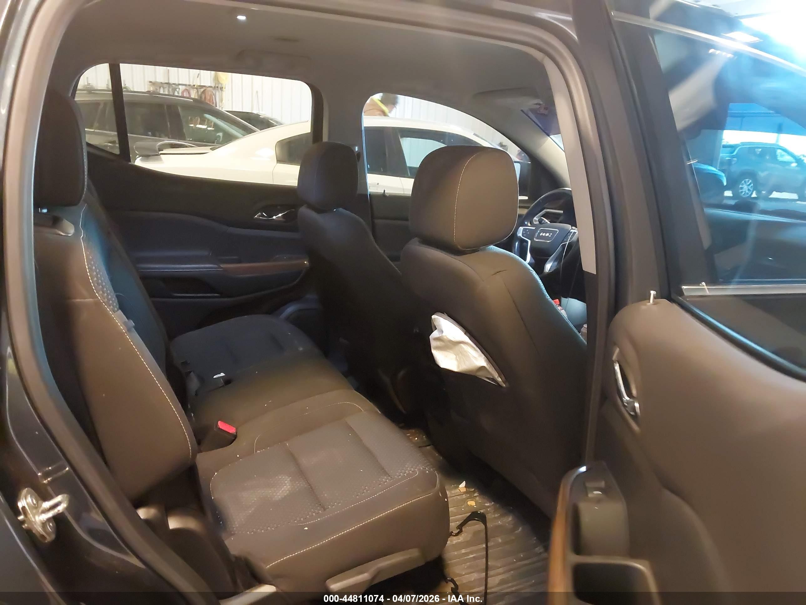 GMC ACADIA image 8