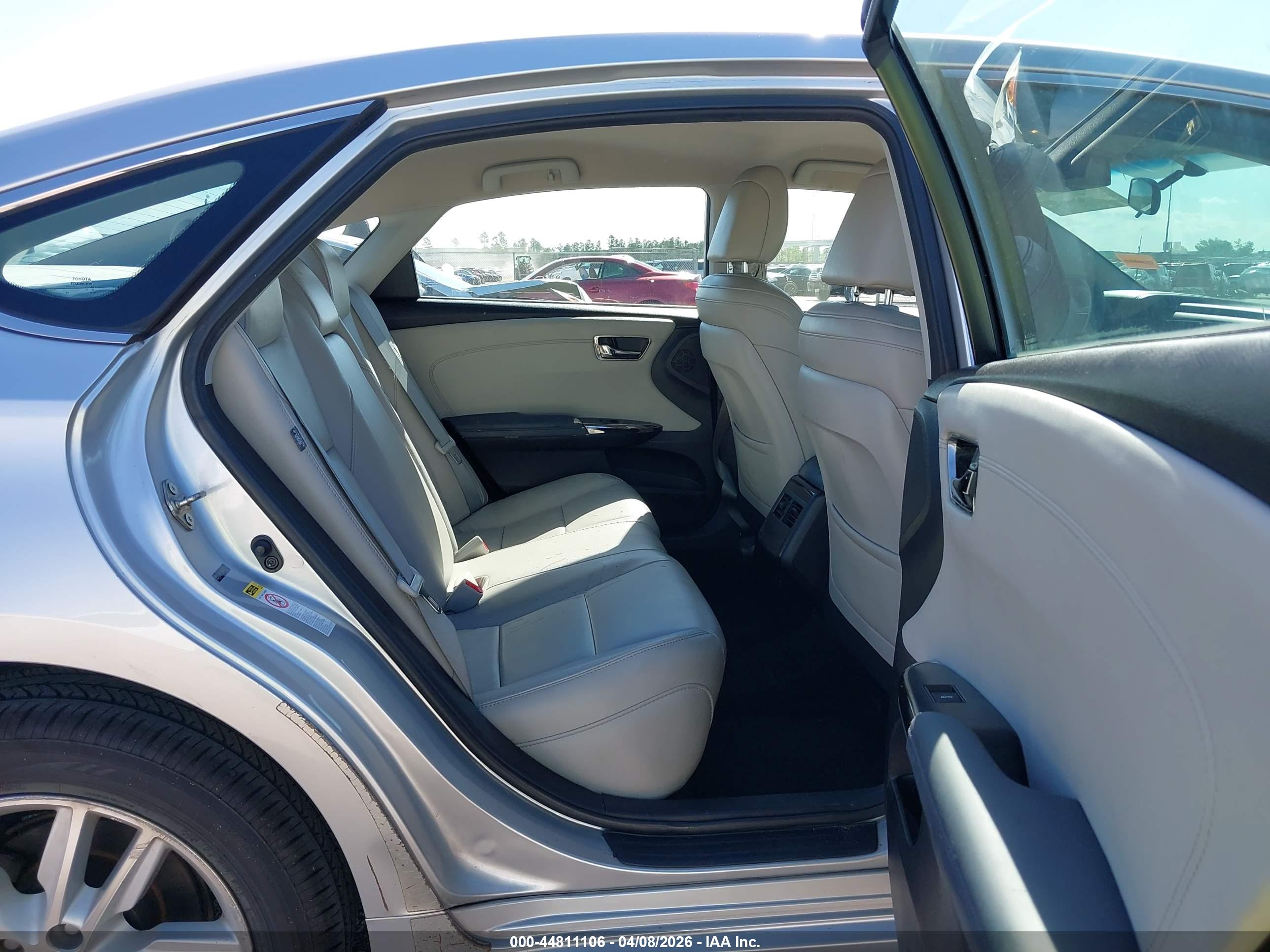 TOYOTA AVALON image 8