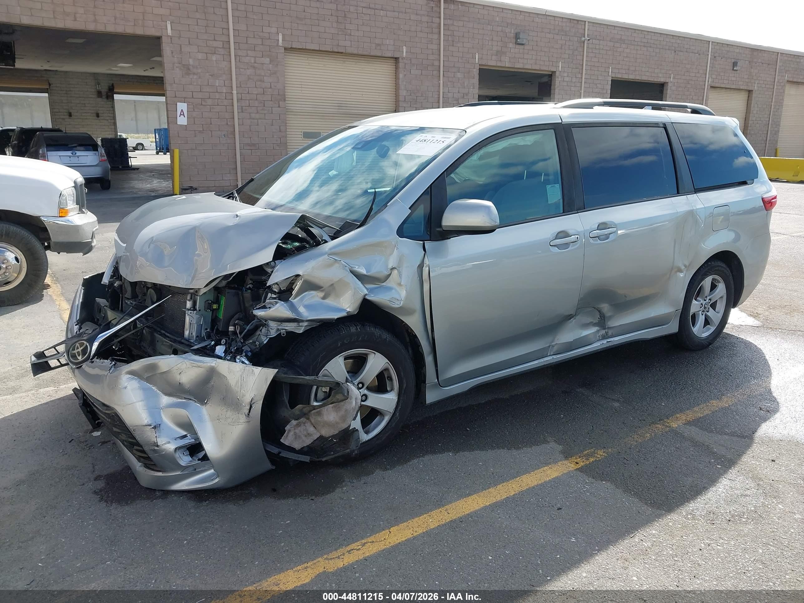 TOYOTA SIENNA image 2