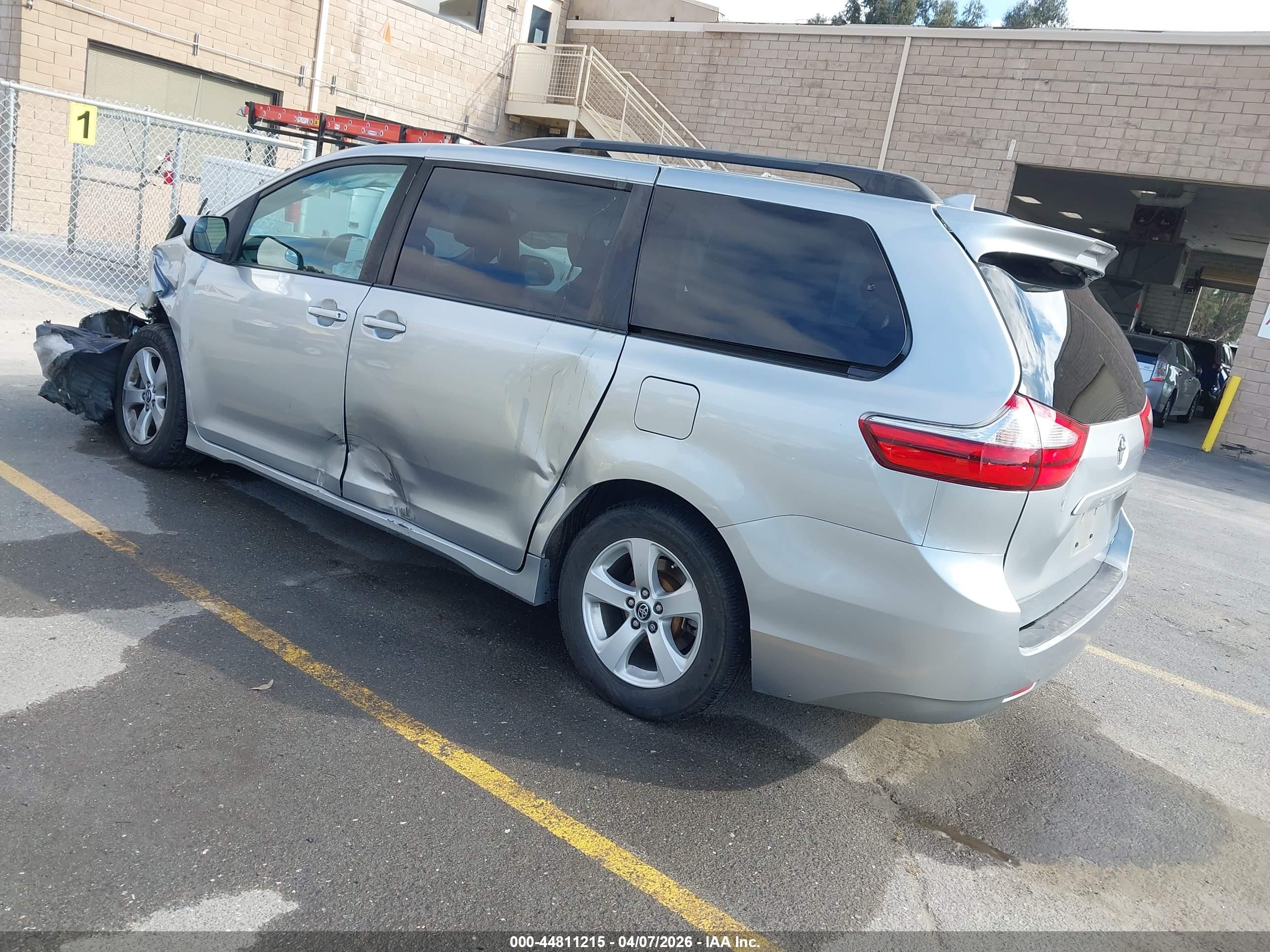 TOYOTA SIENNA image 3