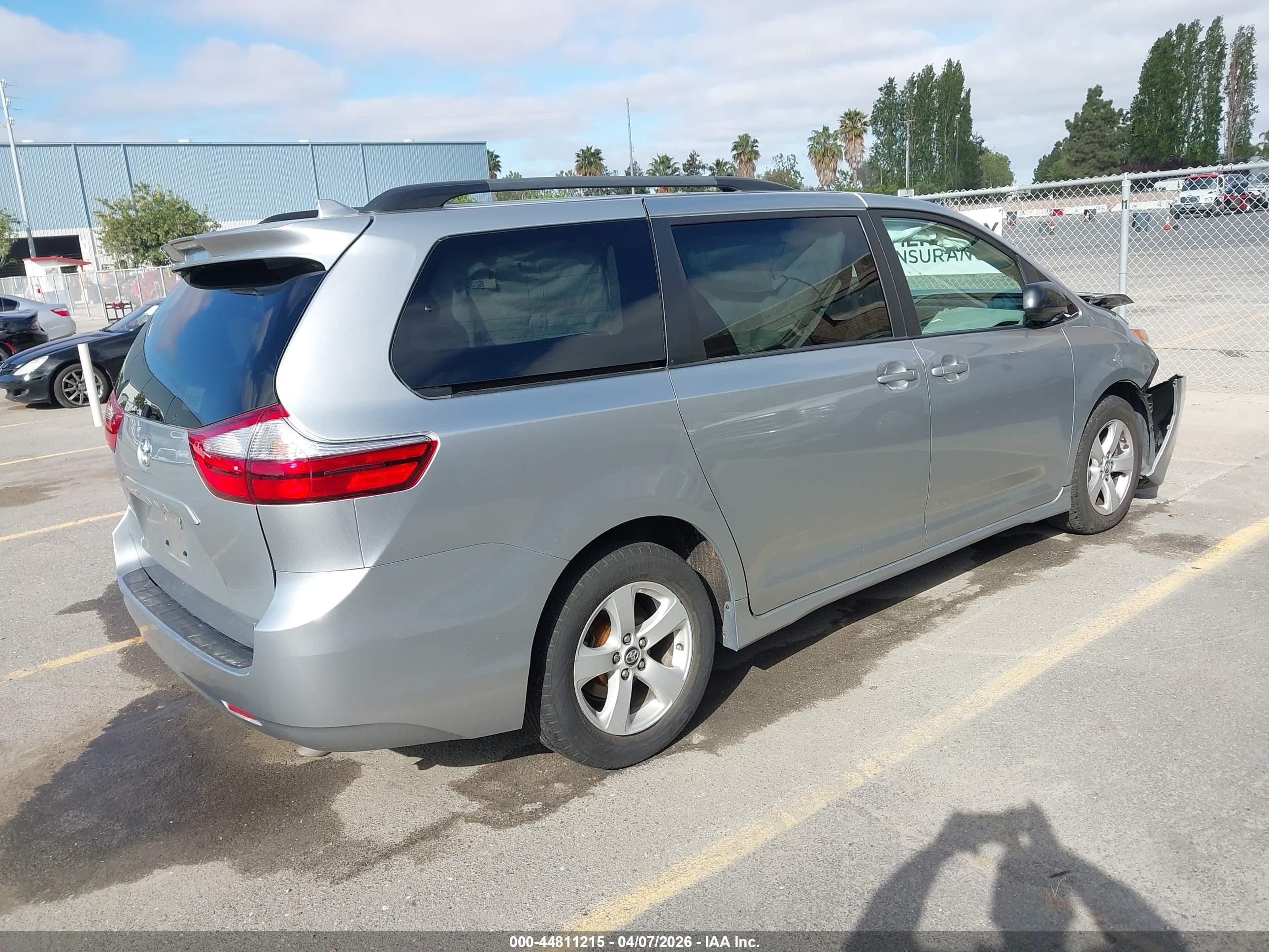 TOYOTA SIENNA image 4