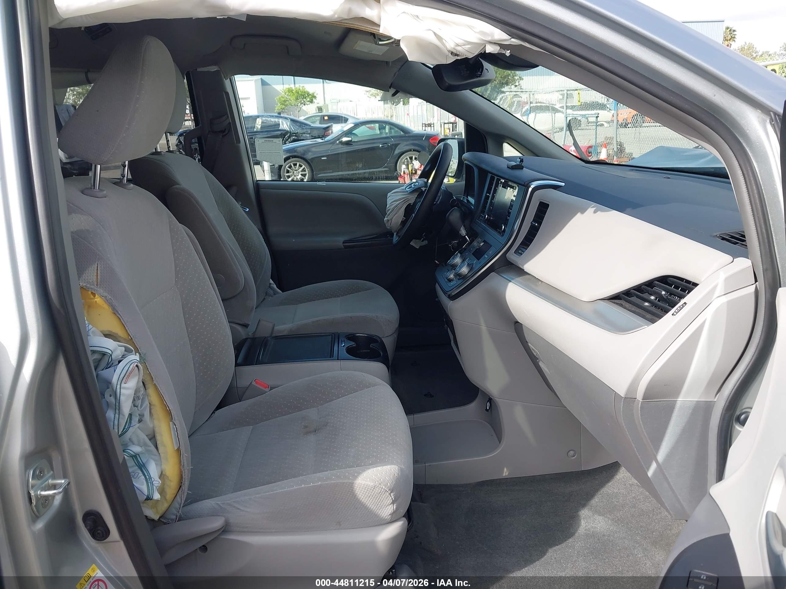 TOYOTA SIENNA image 5