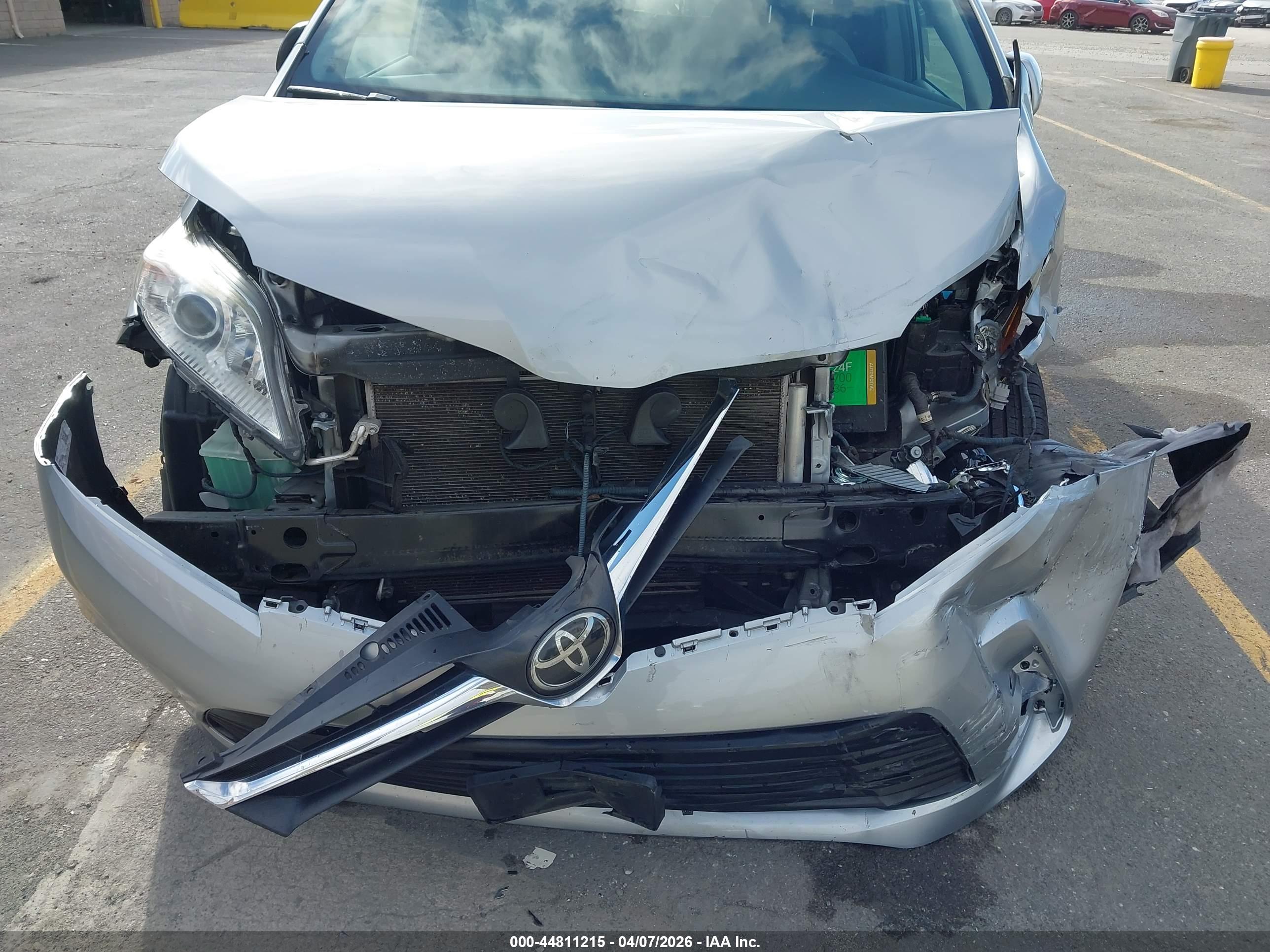 TOYOTA SIENNA image 6