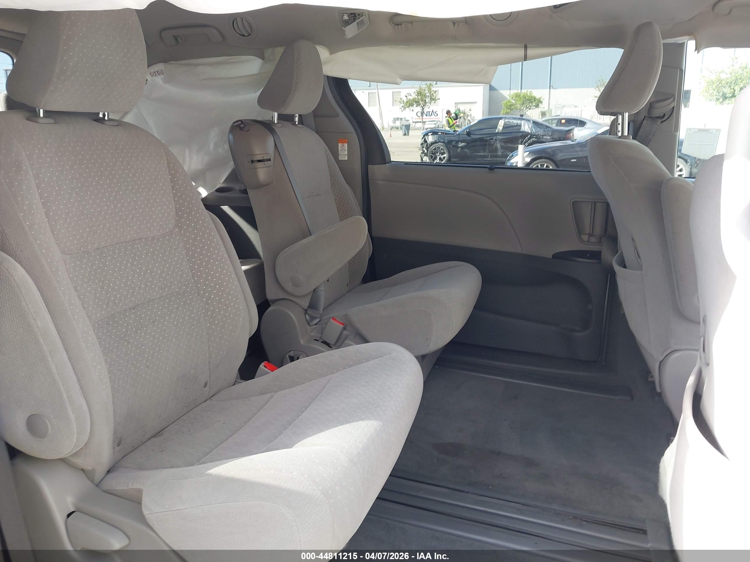 TOYOTA SIENNA image 8